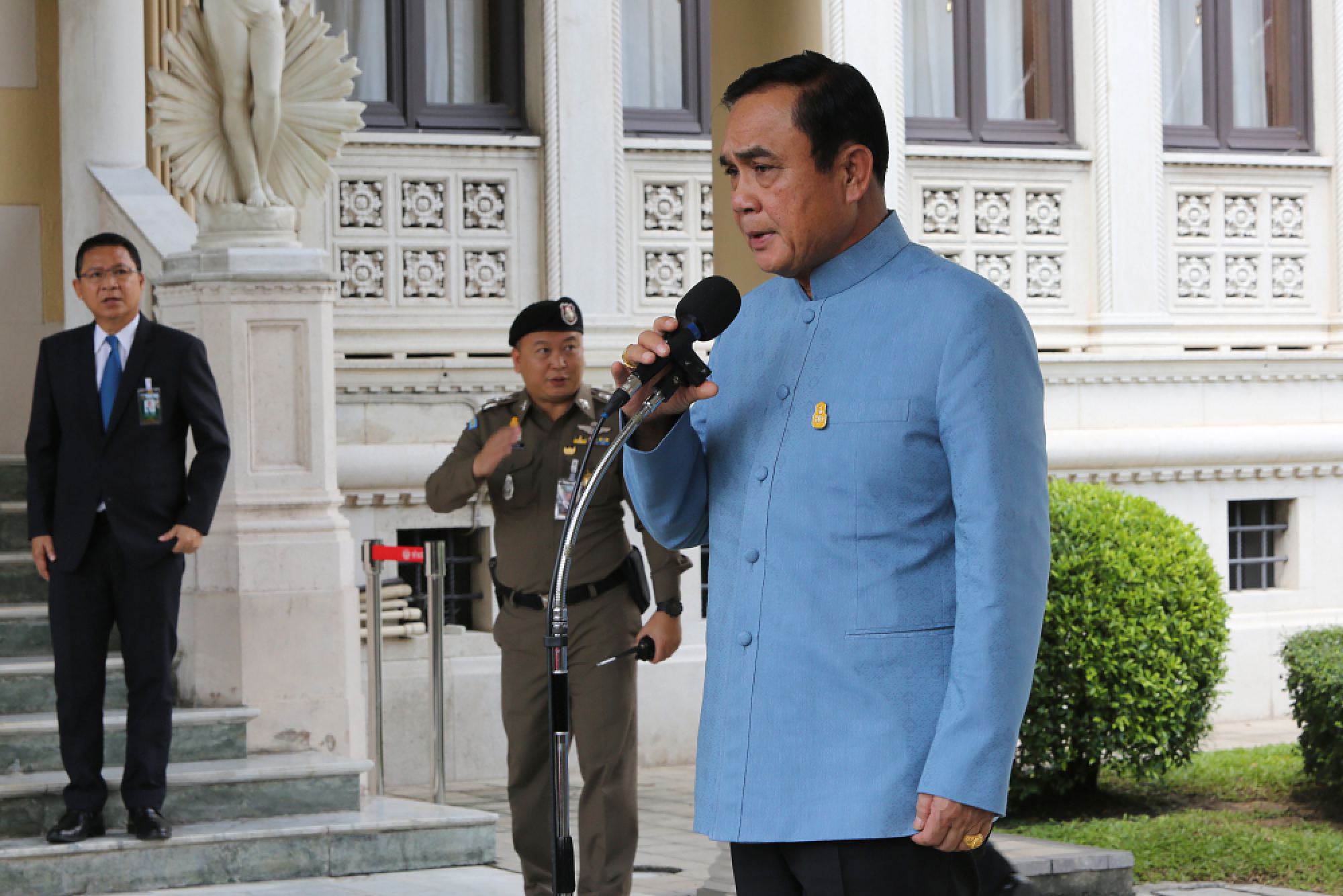 Worried Prayut flying to cave site today to encourage families and rescue mission