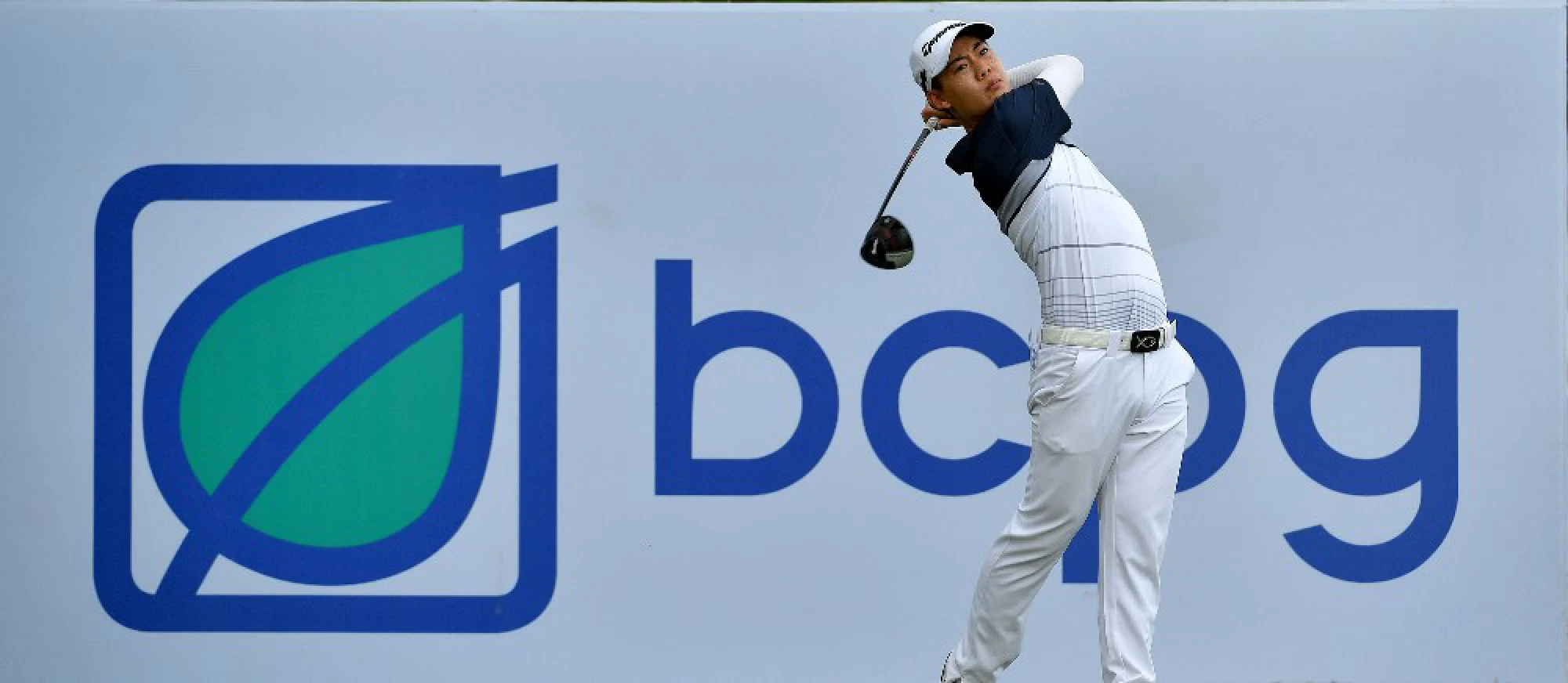 Poom booms to one-shot lead 