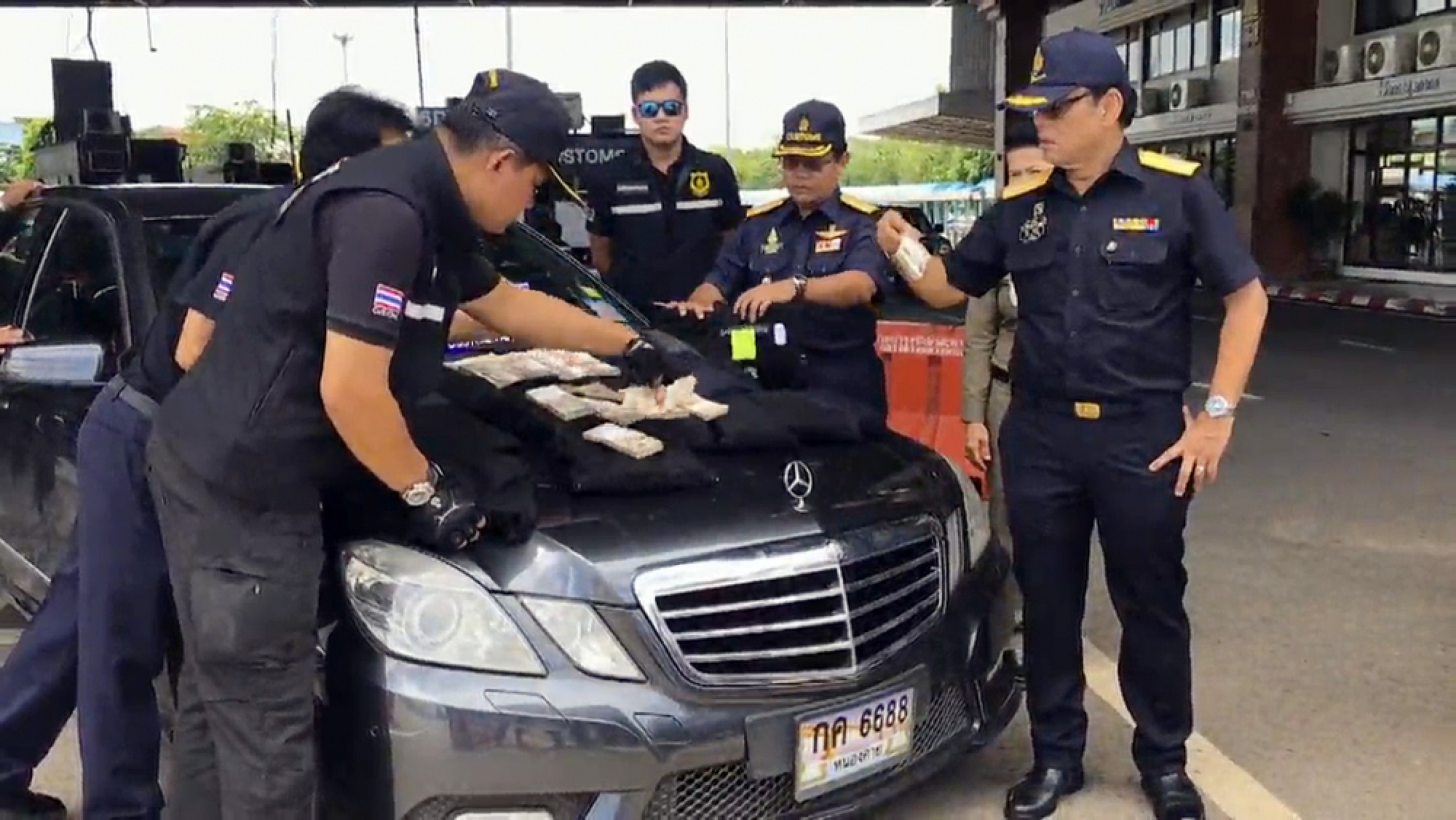 Man arrested ferrying more than Bt30m across Laos border in Mercedes-Benz
