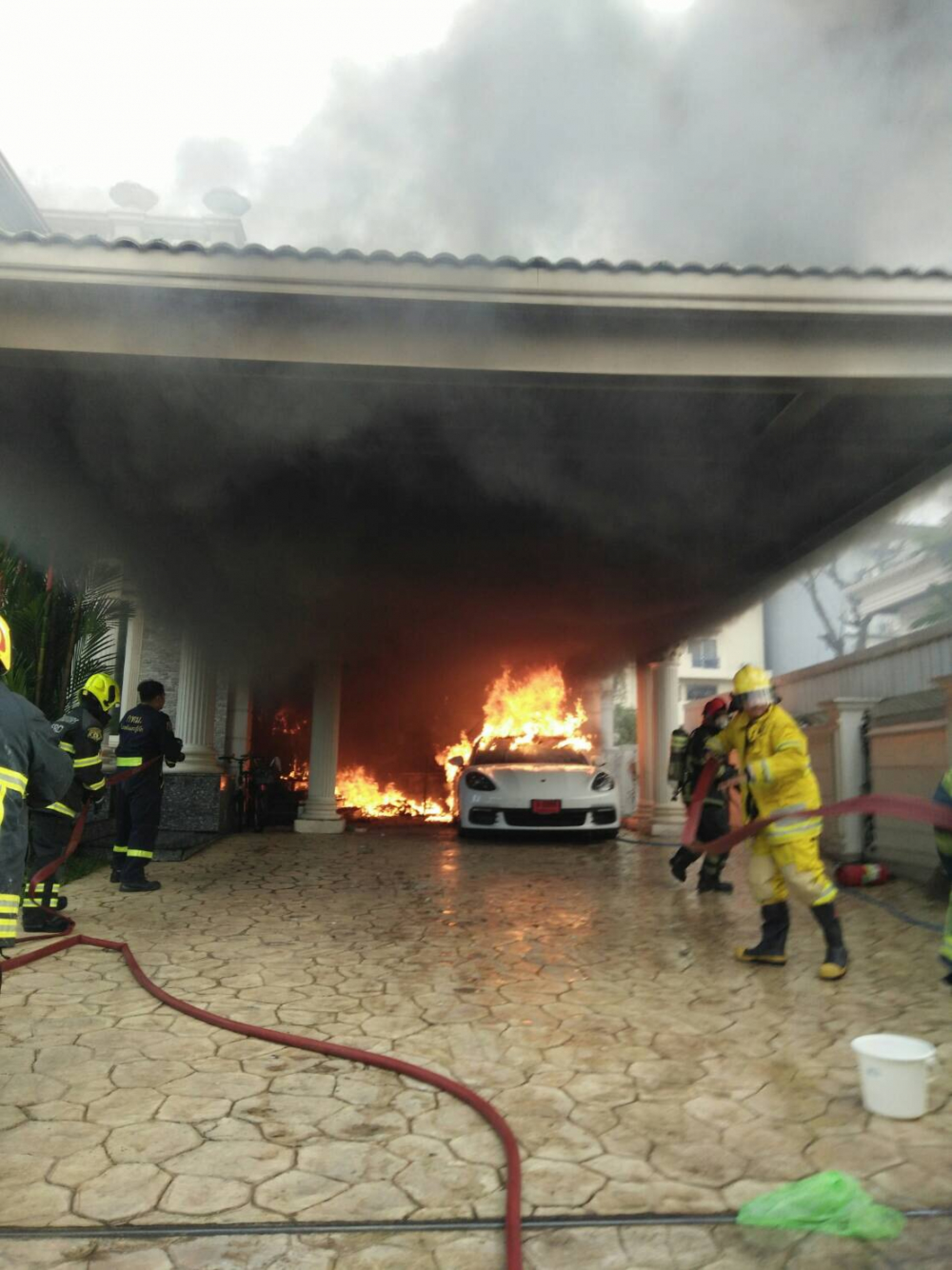 Porsche Panamera goes up in flames during battery charge