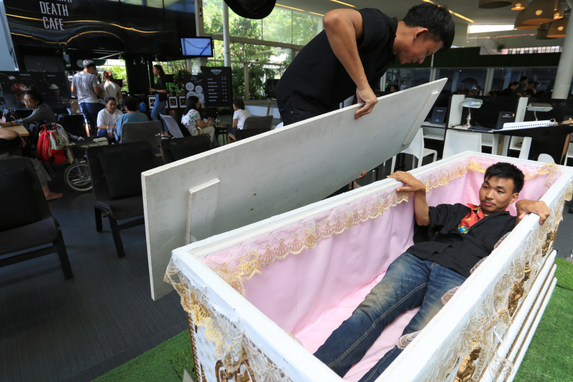 Cafe offers  a deathly experience