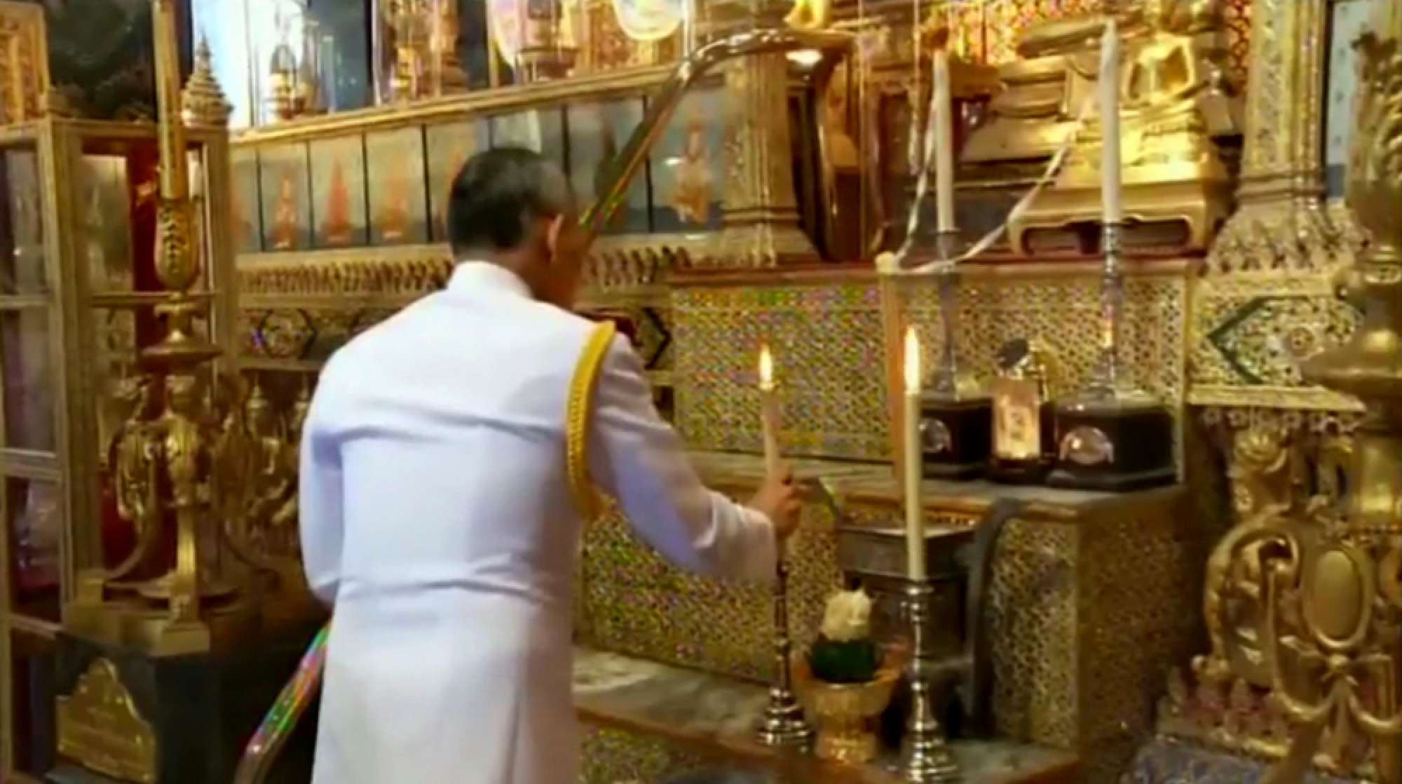 King changes Emerald Buddha's attire