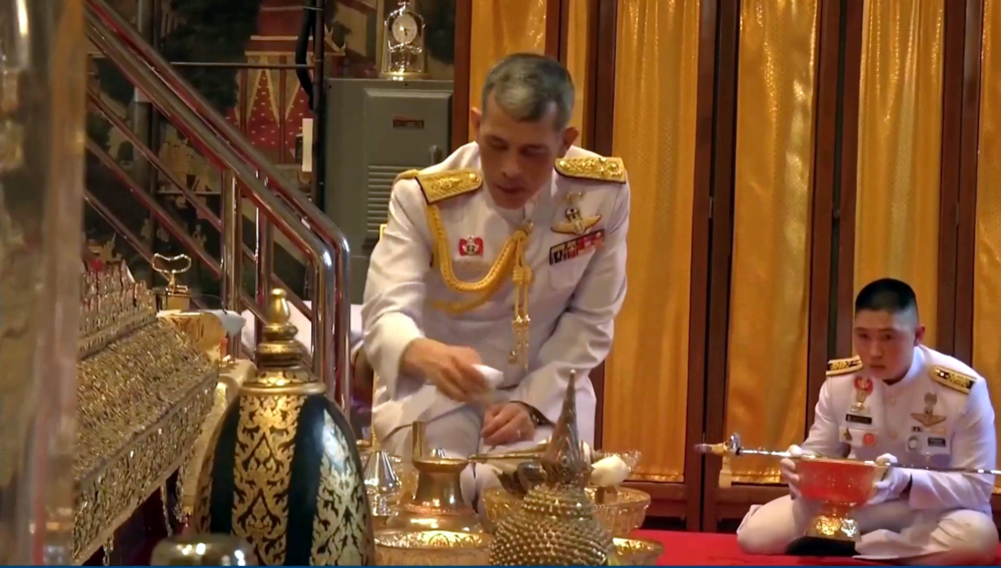 King changes Emerald Buddha's attire