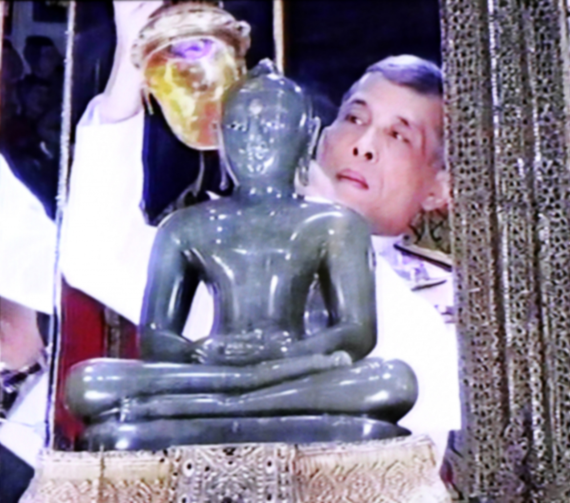 King changes Emerald Buddha's attire