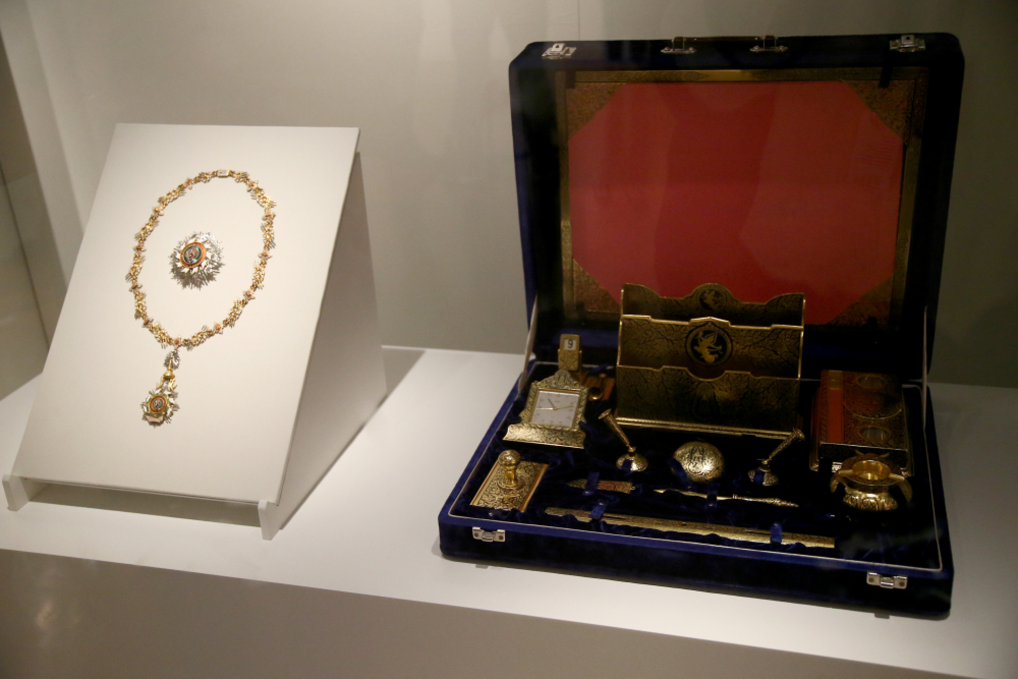 Royal symbols of friendship