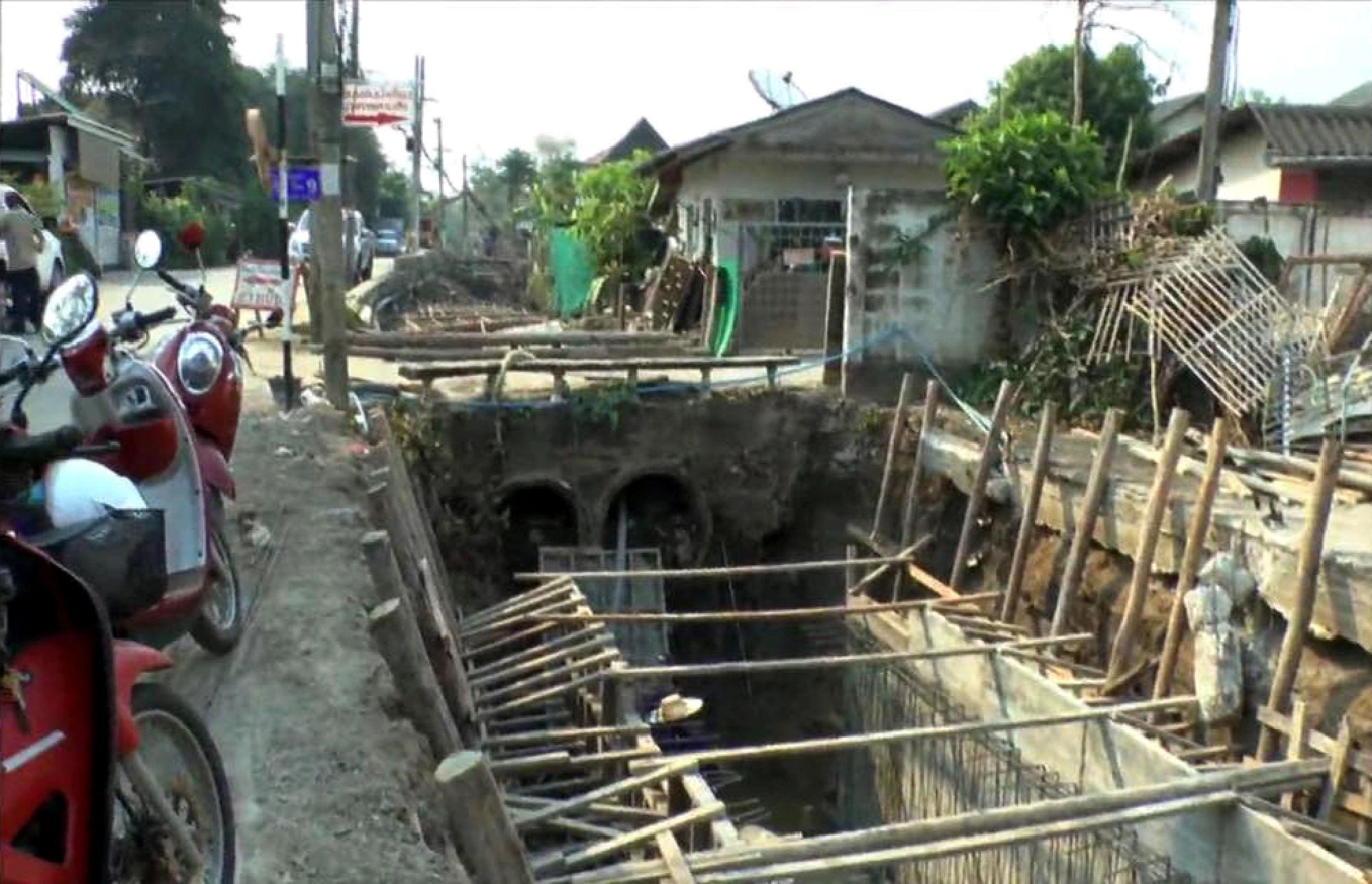 Chiang Mai noodle shop tumbles in bid to ease canal pollution