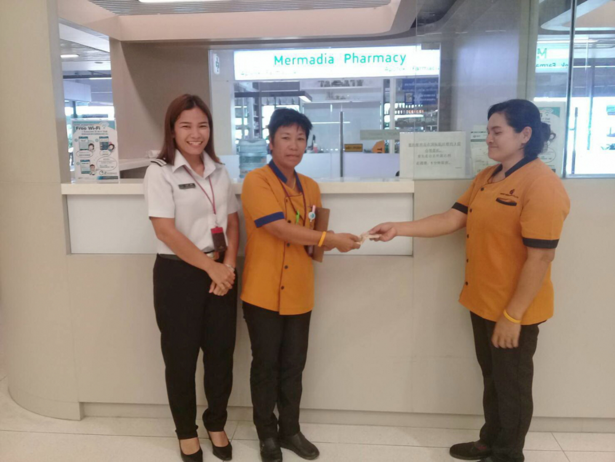 Phuket Airport cleaner returns 600,000 Baht worth of valuables