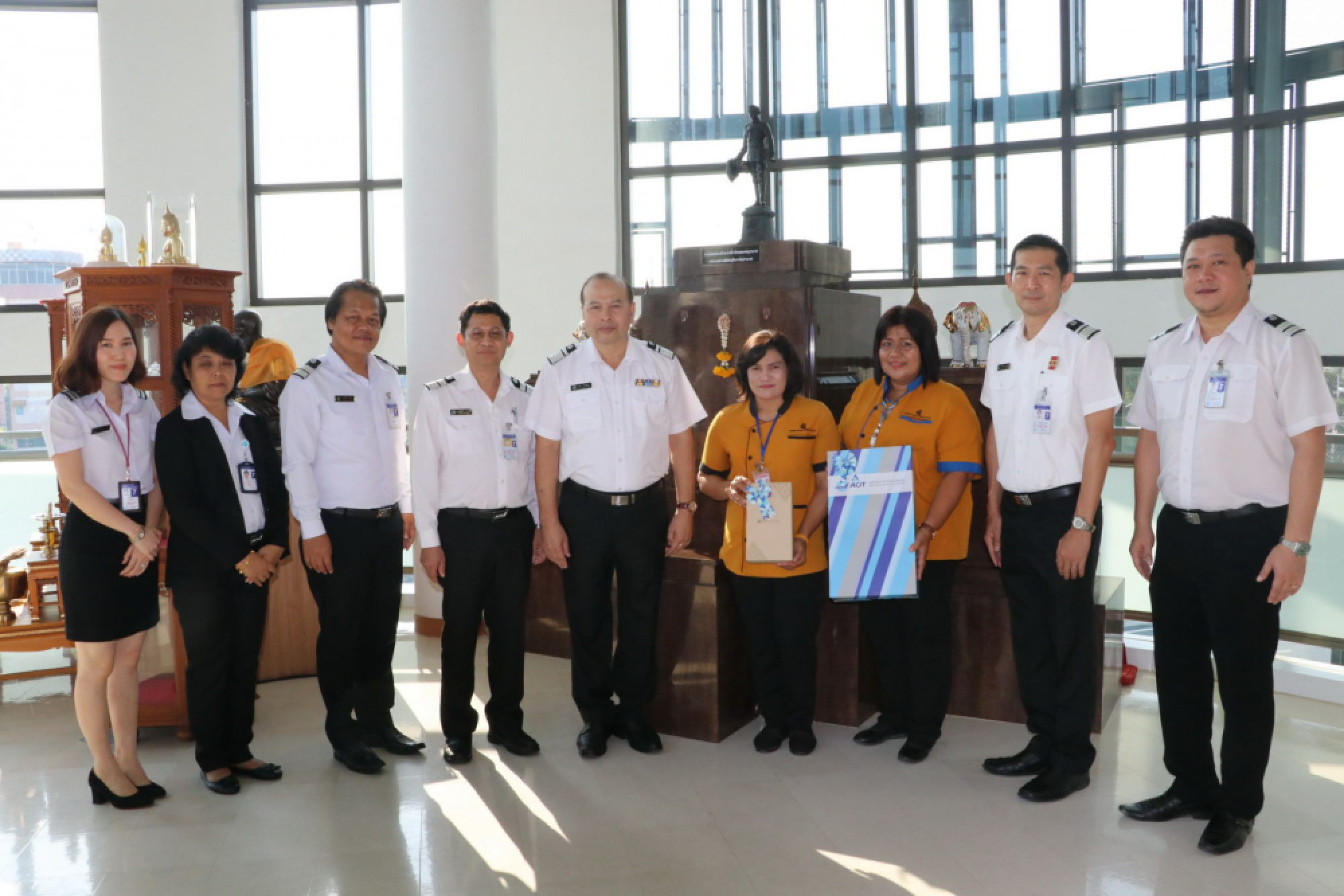 Phuket Airport cleaner returns 600,000 Baht worth of valuables