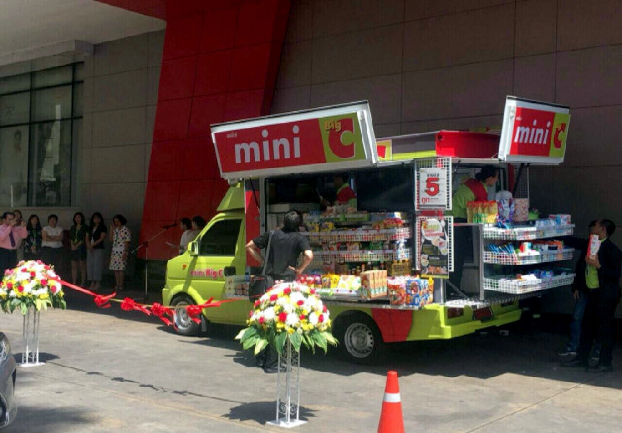 Mini Big C trucks prompt concern from mom-and-pop vendors and ‘pumpuang’ trucks