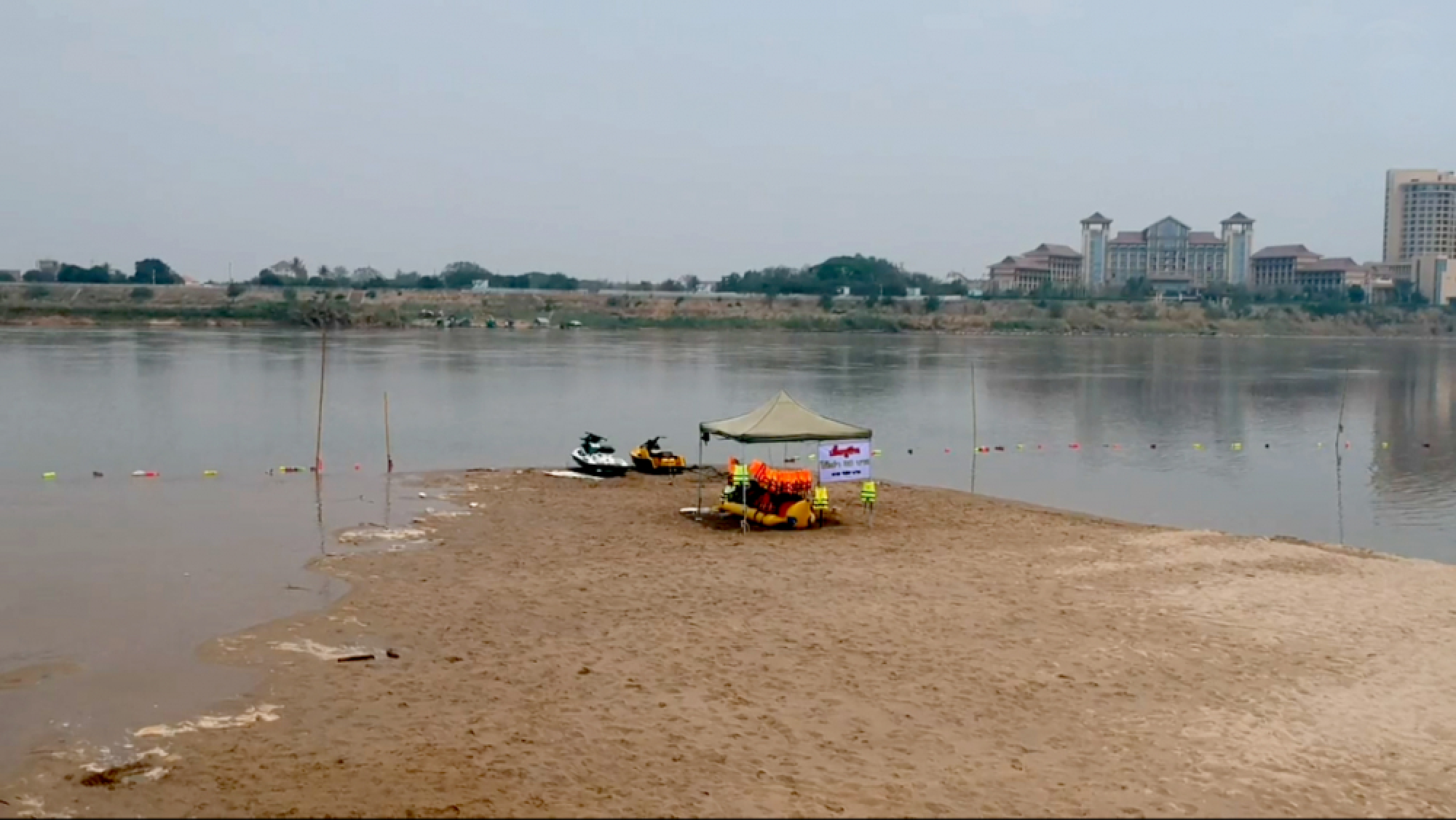 Nong Khai folk turn drought to opportunity with Mekong beach