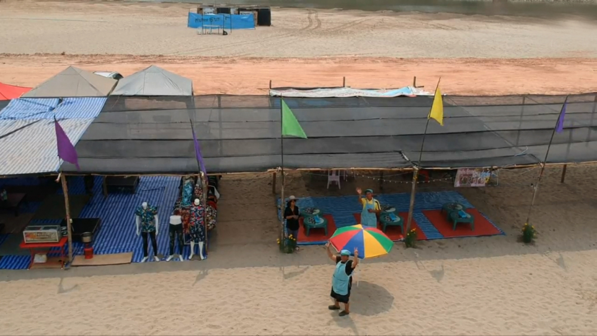 Nong Khai folk turn drought to opportunity with Mekong beach