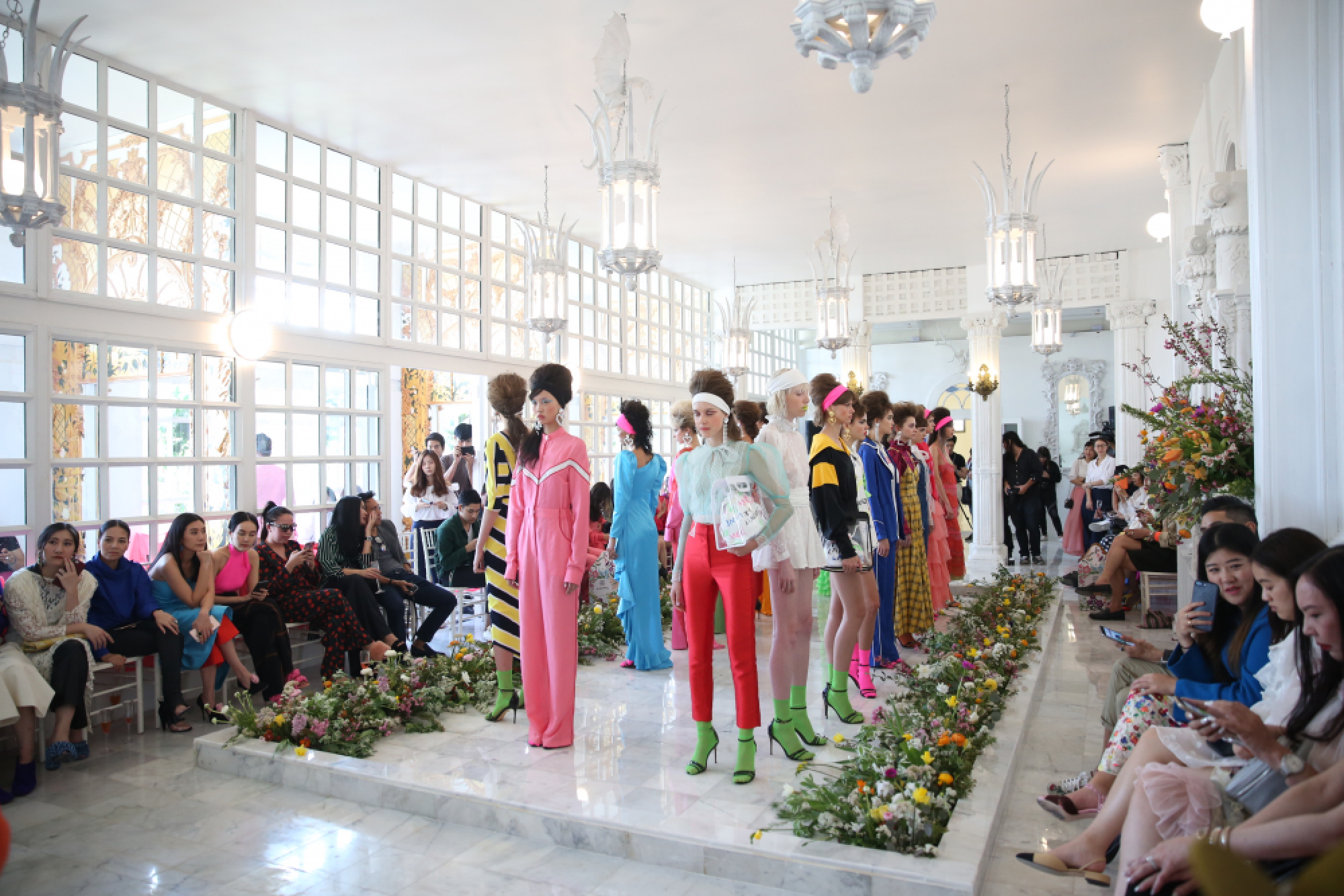 Landmee dazzles with neon vintage style