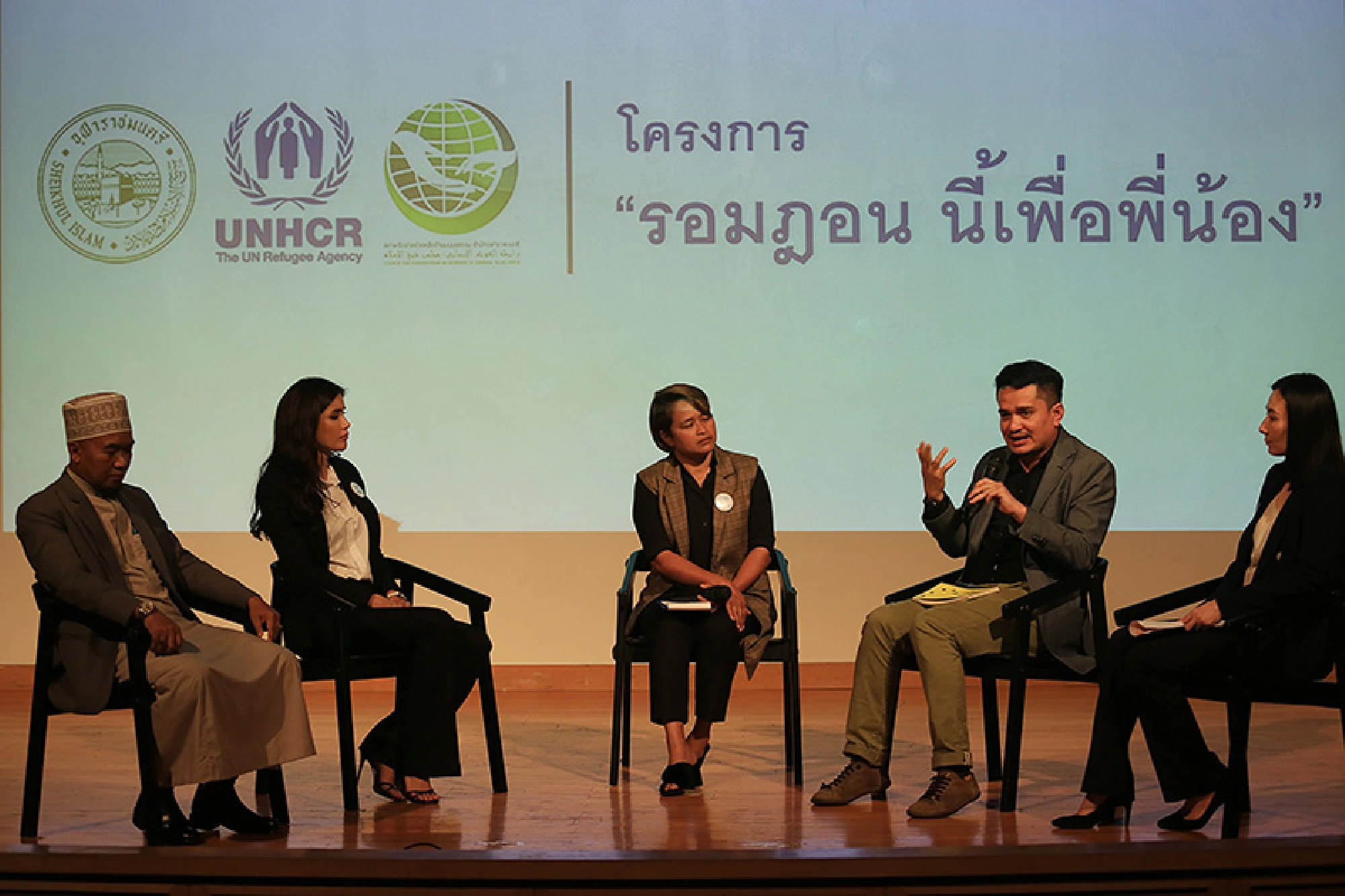 from left, Dr.Wisoot Binlateh, Praya Lundberg, Thapanee Letsrichai, Dr. Zakee Phithakkumpol, Arunee Achakulwisut