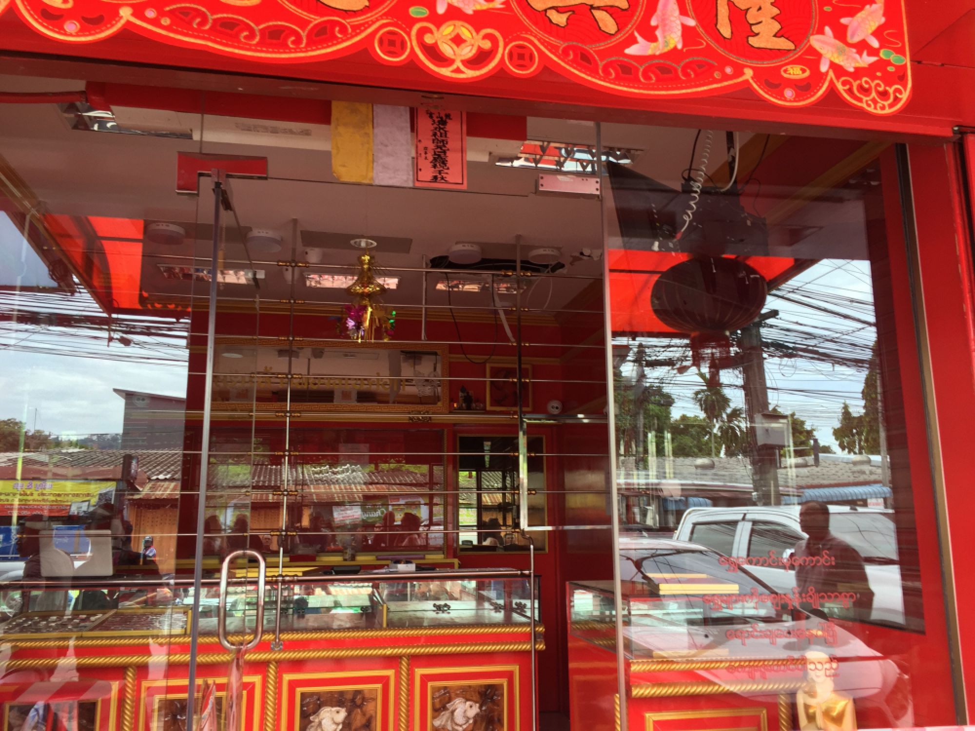Police hunt gold shop thief