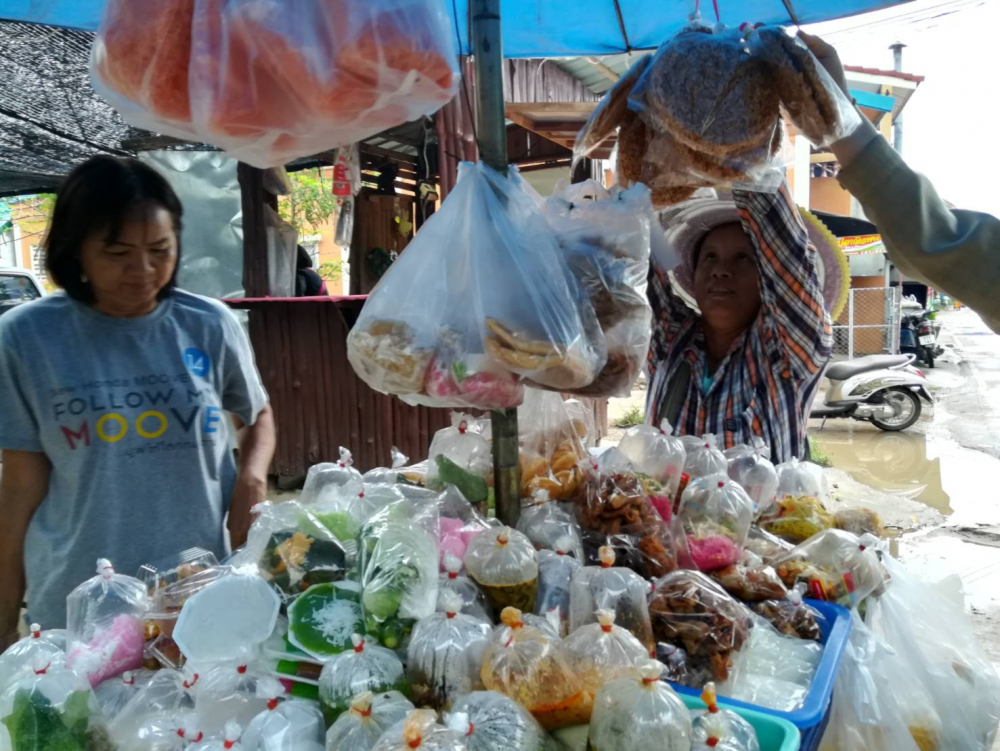 Beloved Phitsanulok street food vendor vows to keep prices low