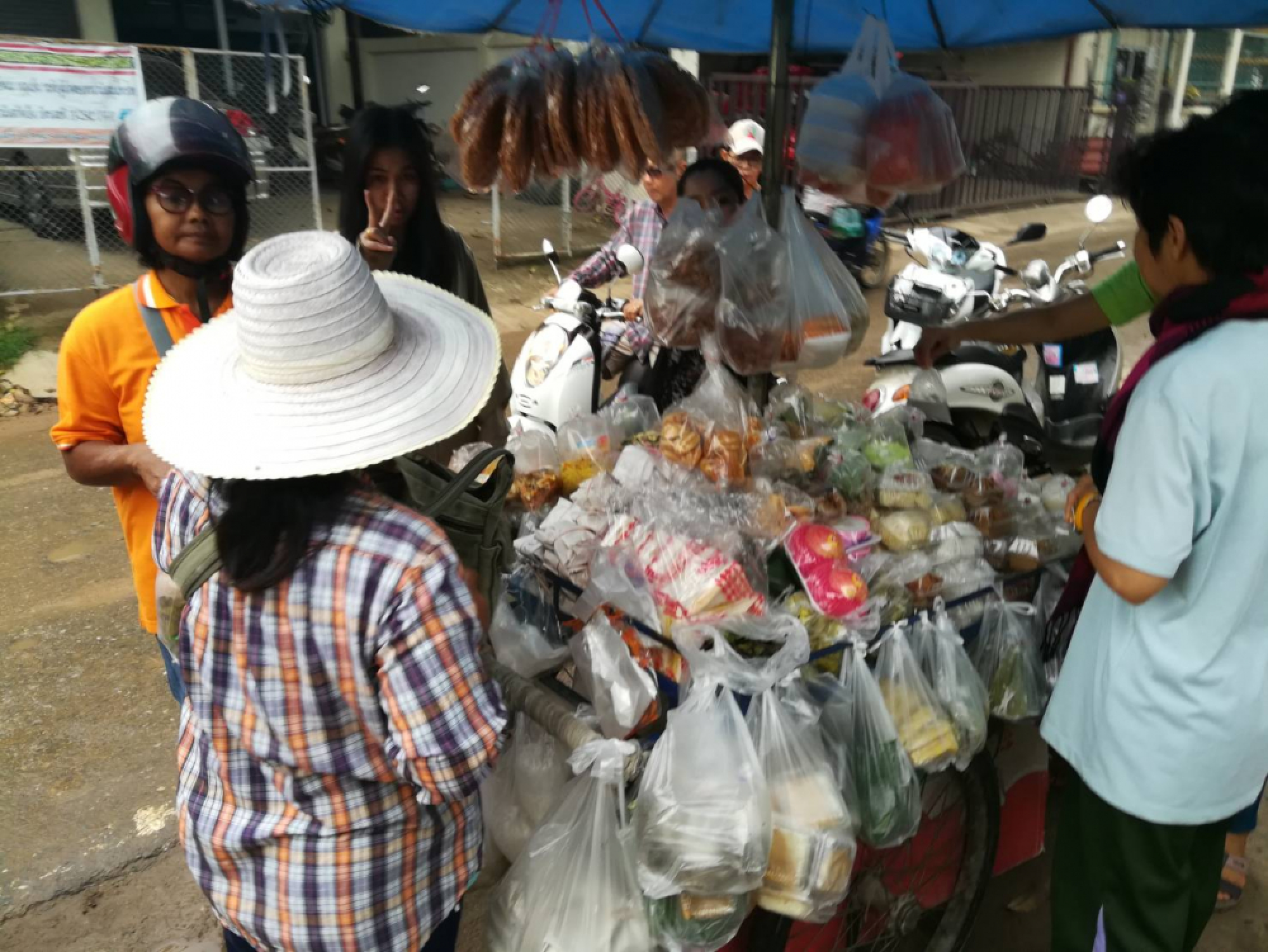 Beloved Phitsanulok street food vendor vows to keep prices low