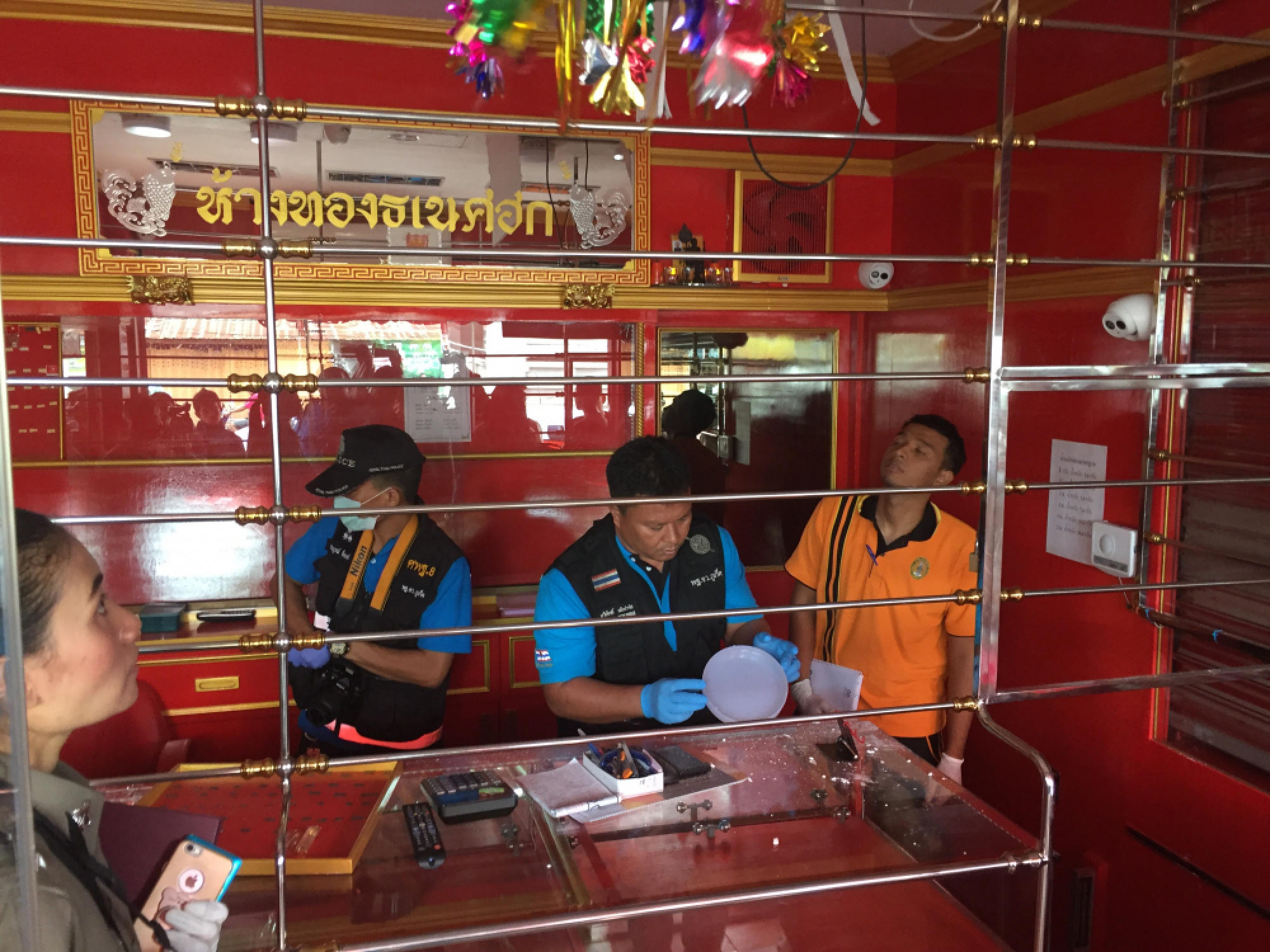 Police hunt gold shop thief