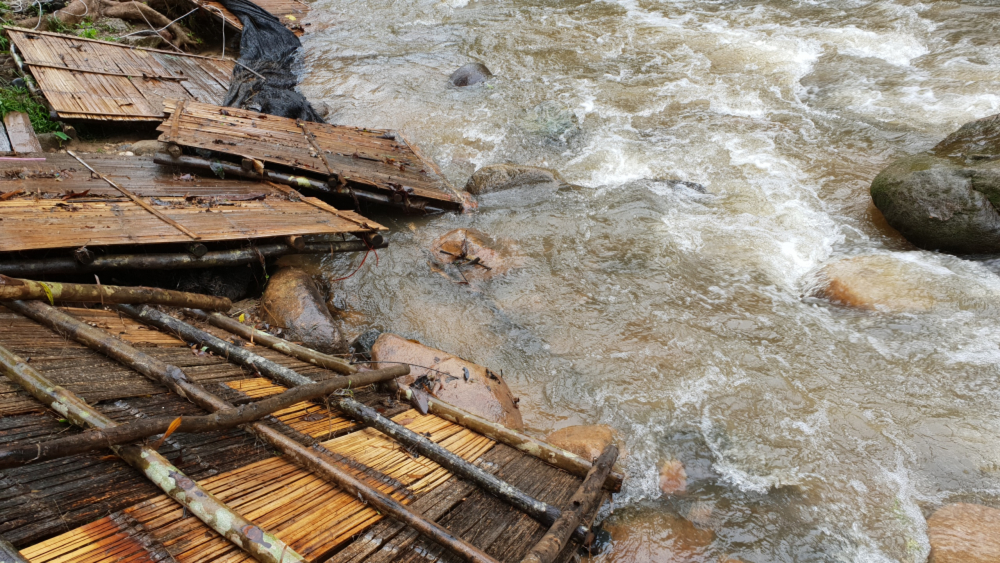 Popular Chiang Rai waterfall closed after flash flood