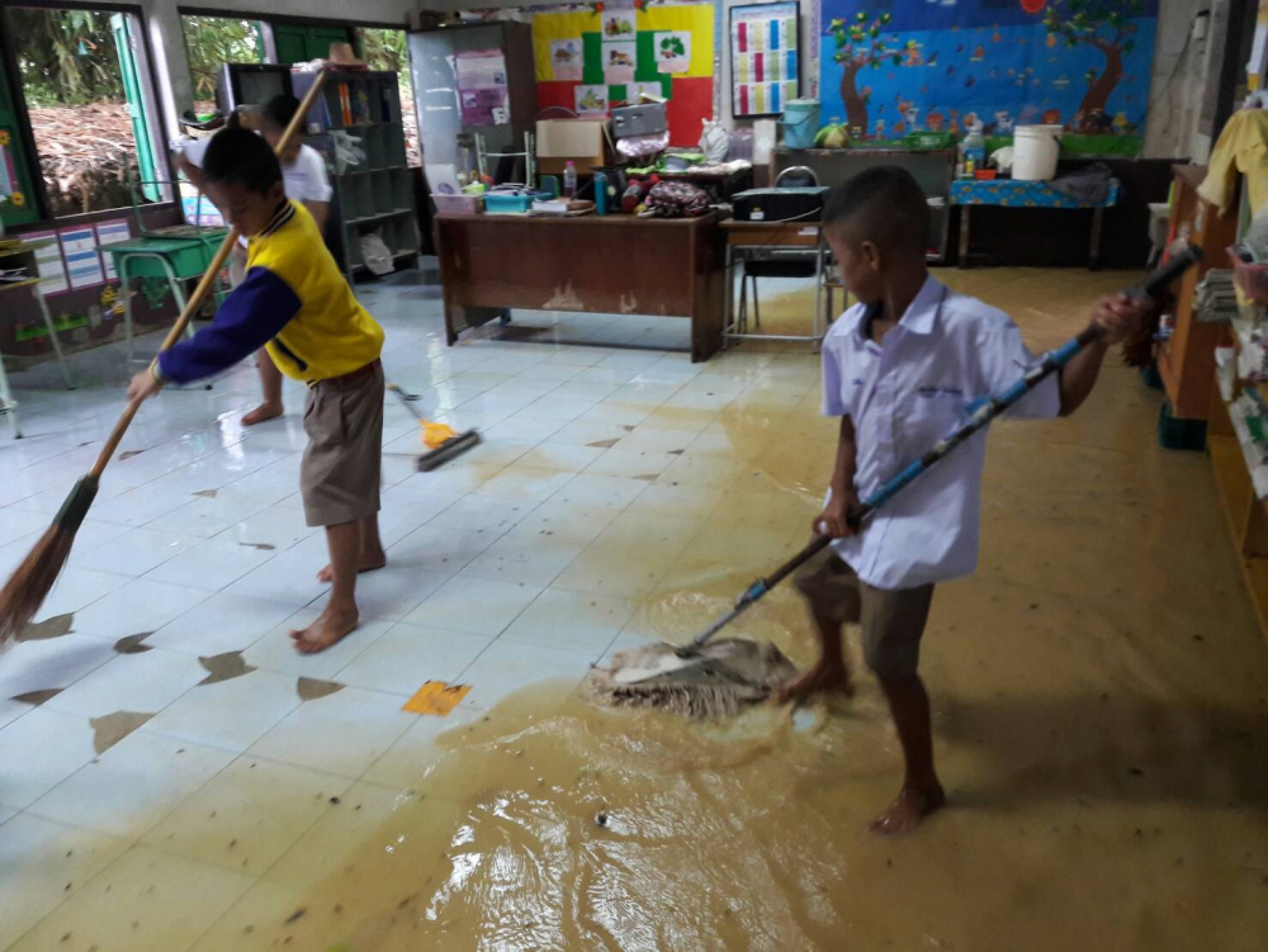Pupils help teachers to clean up as school suffers flash flooding in Phitsanulok