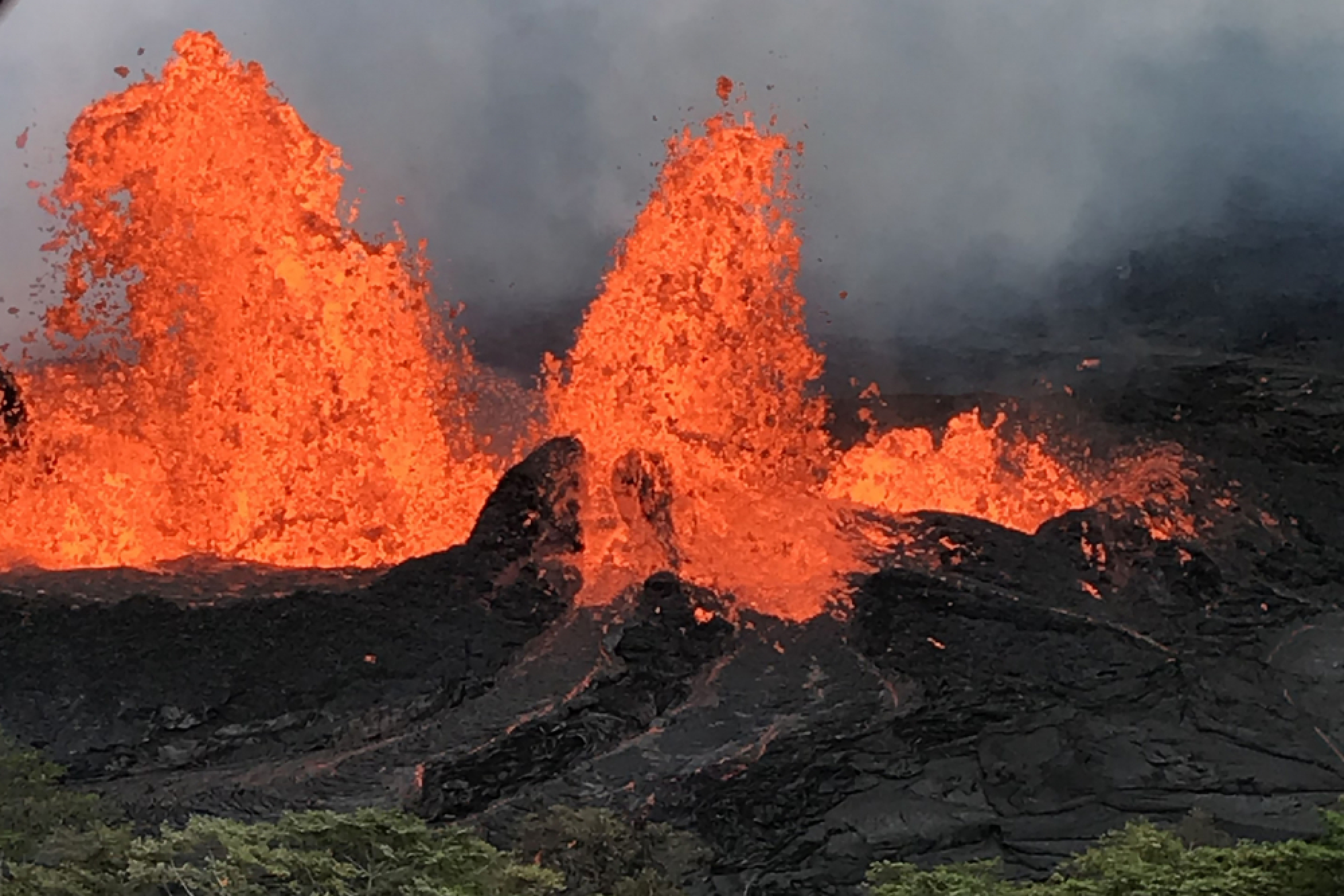 Lava flow closes in on Hawaii power plant