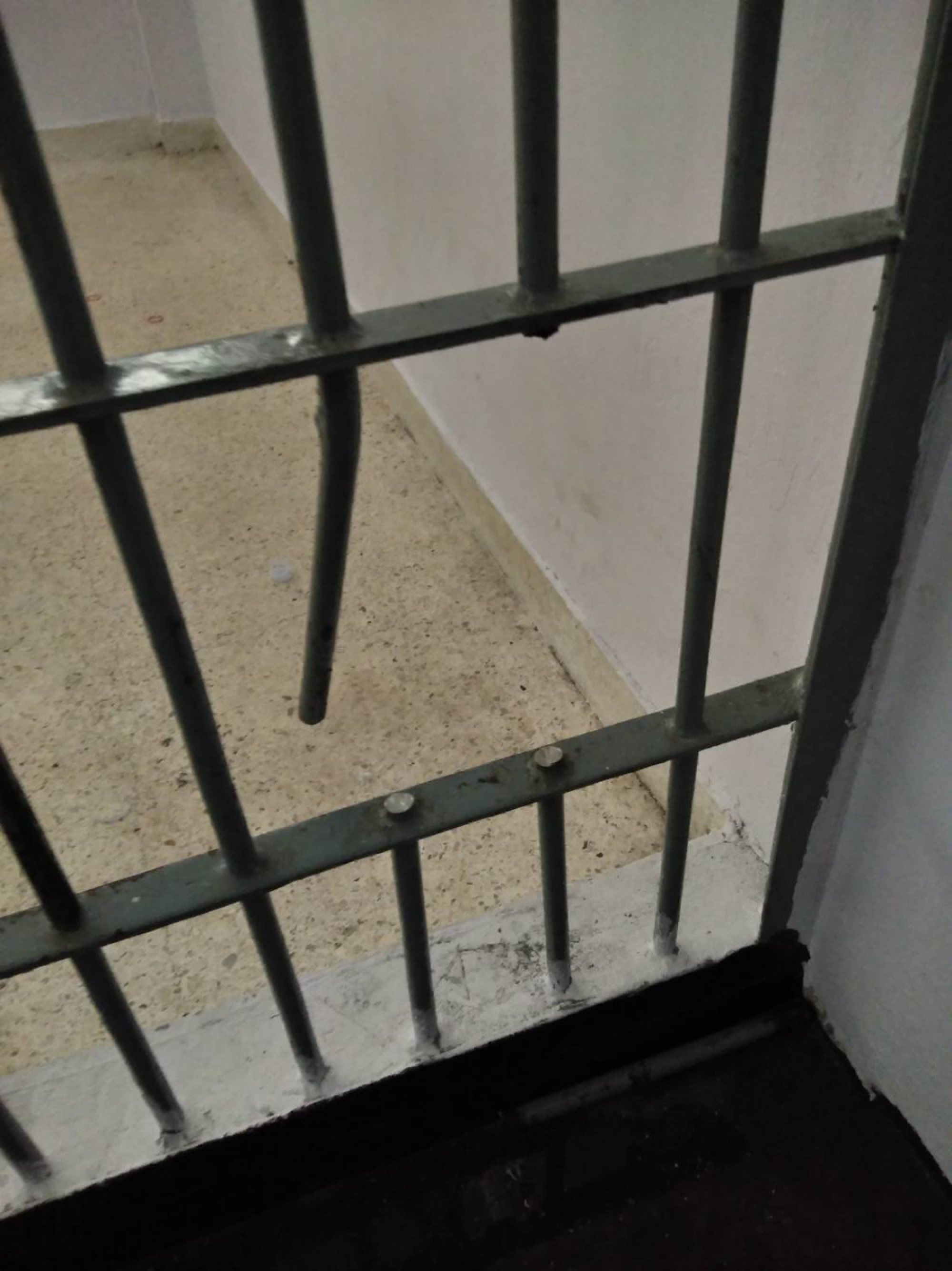 Suphan Buri suspect cuts through police bars