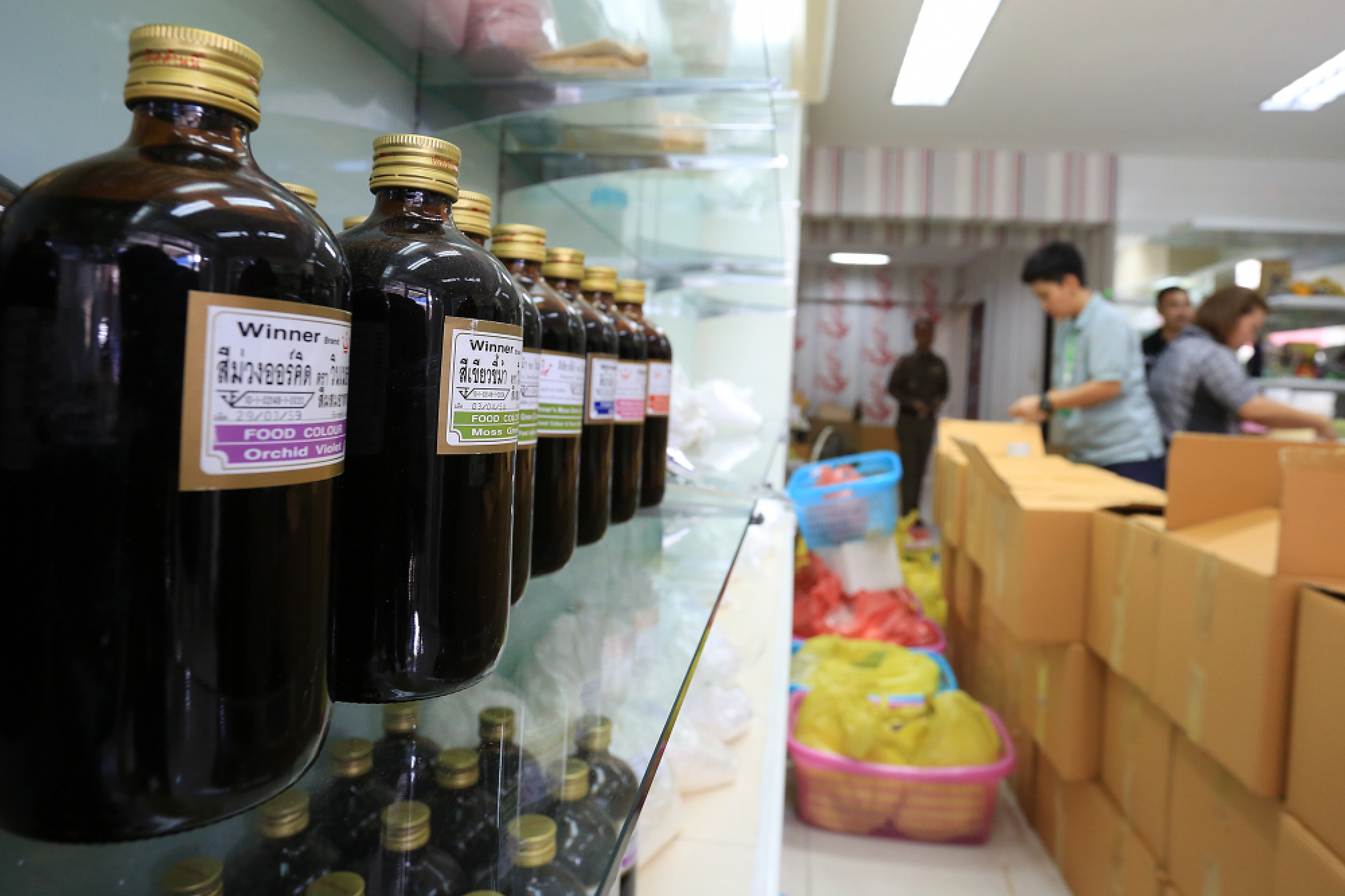 300 police, officials in third raid of Don Muang market over illegal cosmetics