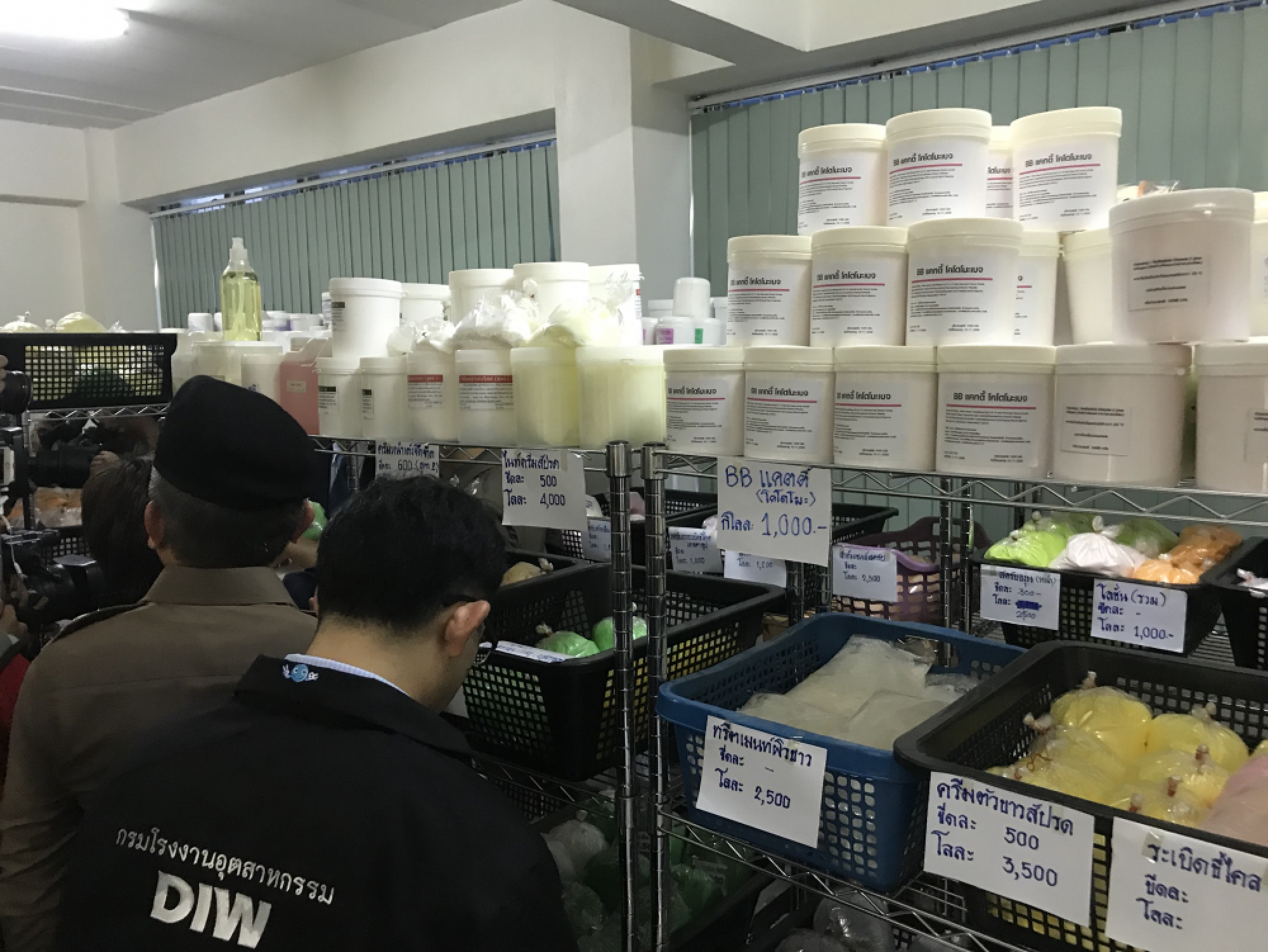 300 police, officials in third raid of Don Muang market over illegal cosmetics