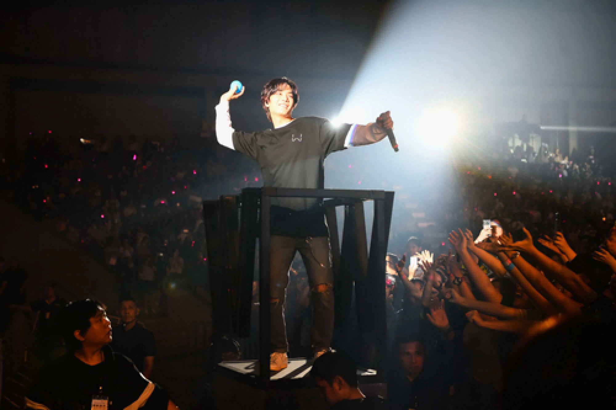 Nu’est W show what’s new