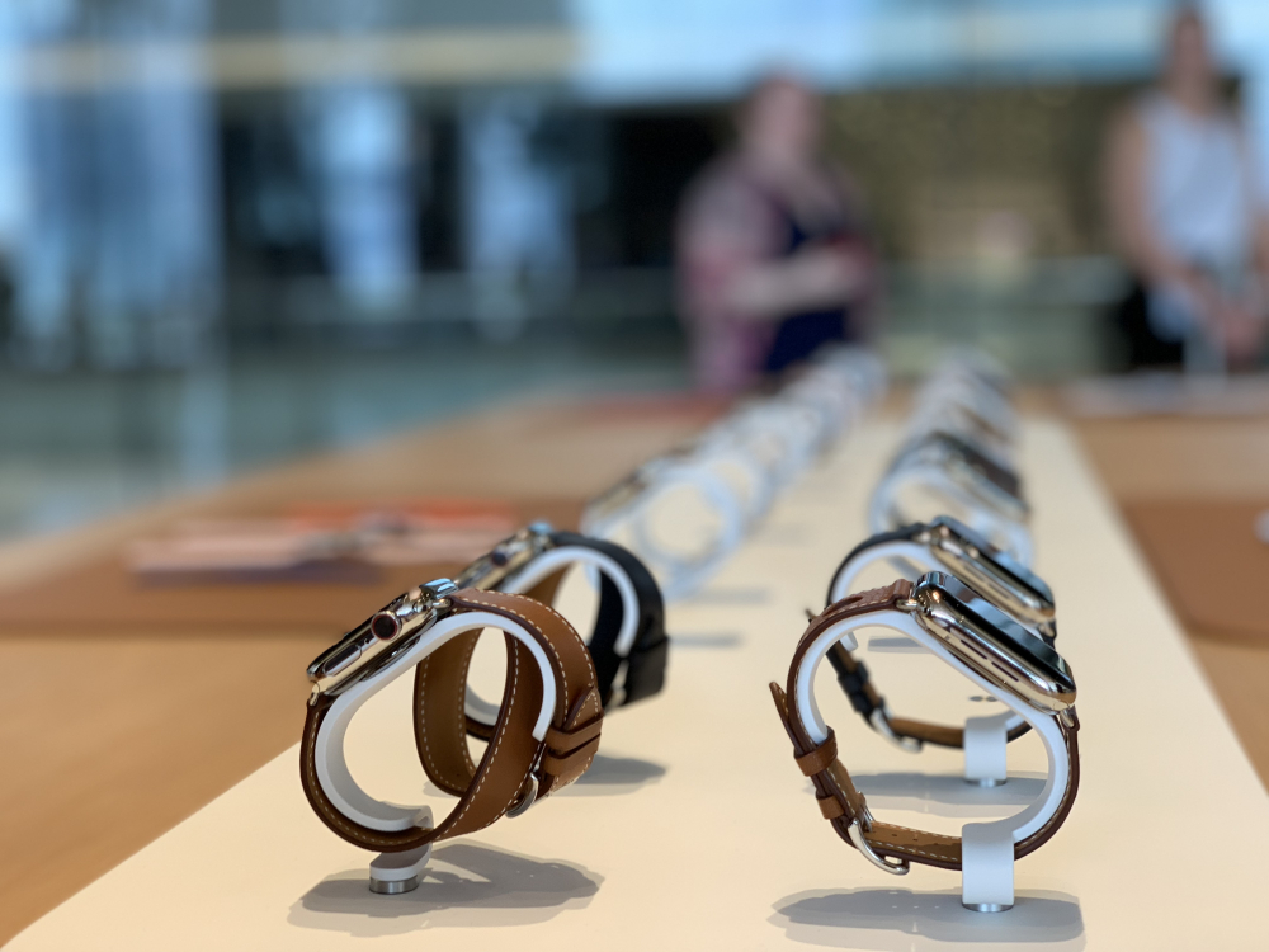 Apple makes a splash with eye-catching riverside store 