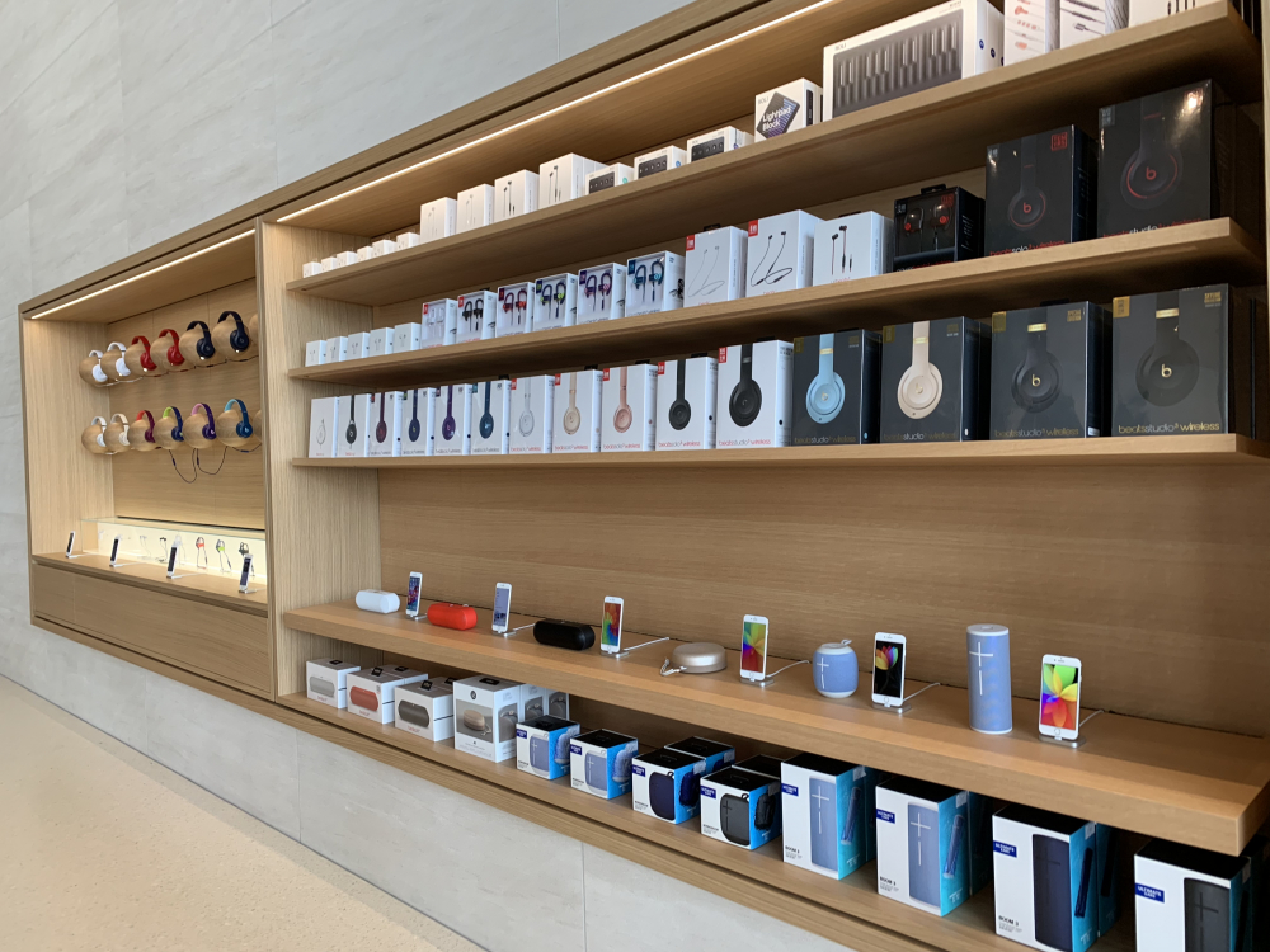 Apple makes a splash with eye-catching riverside store 