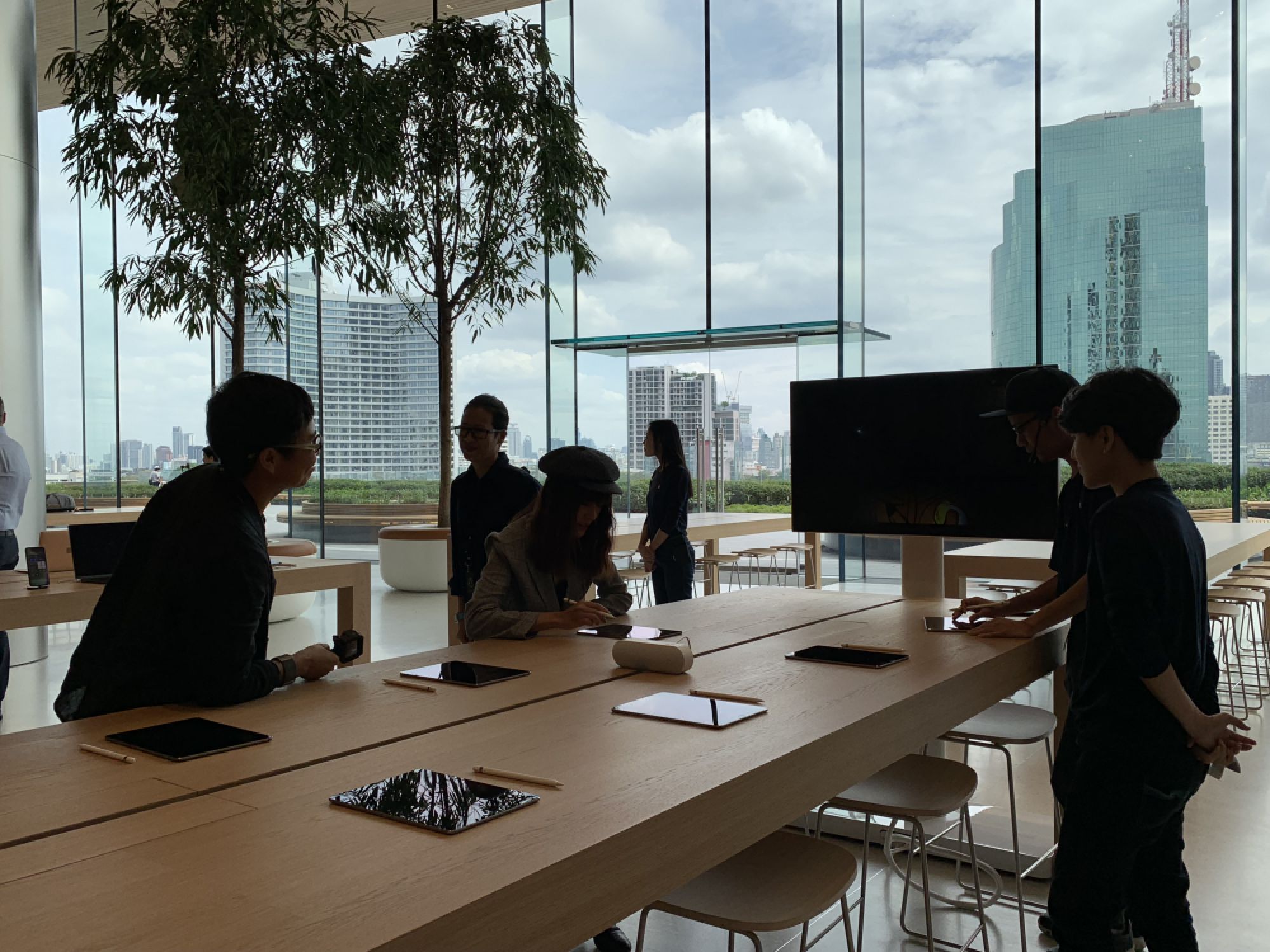 Apple makes a splash with eye-catching riverside store 