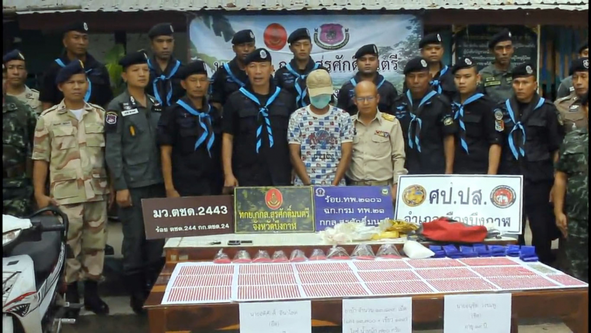 Two alleged mules arrested in Bueng Kan, pills and crystal seized