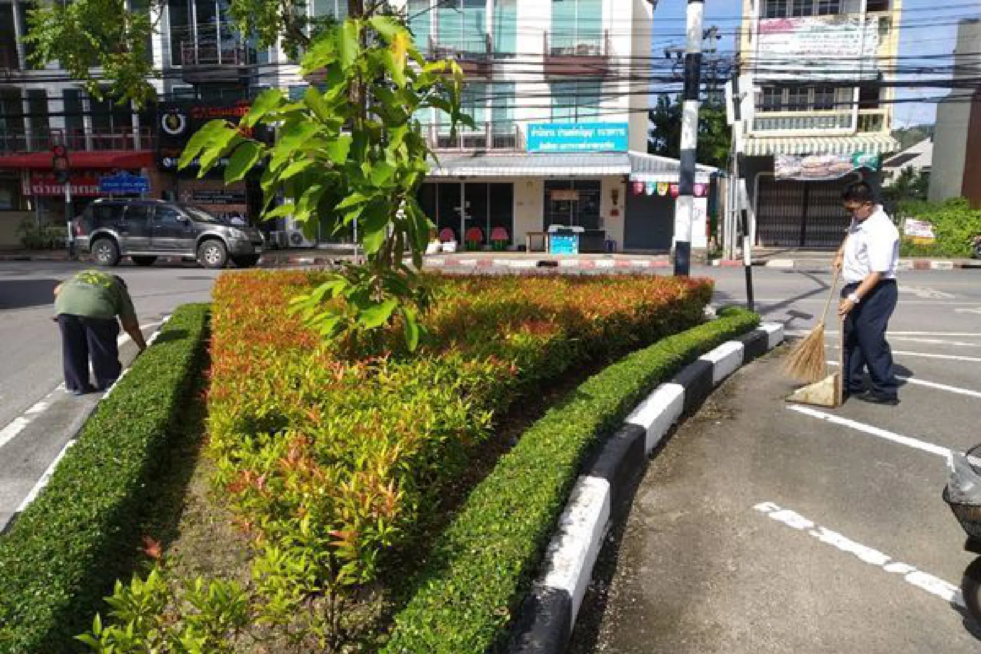 Phuket teen cleans roads before school