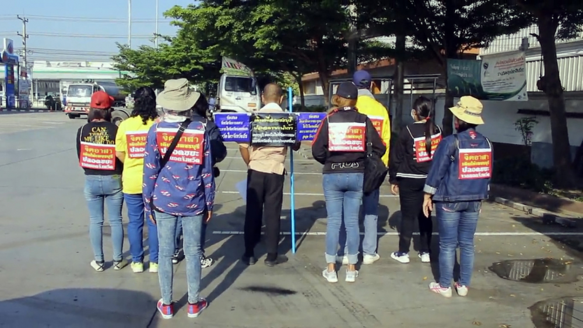 Group begins 200km campaign walk against garbage being brought into Phetchaburi for processing