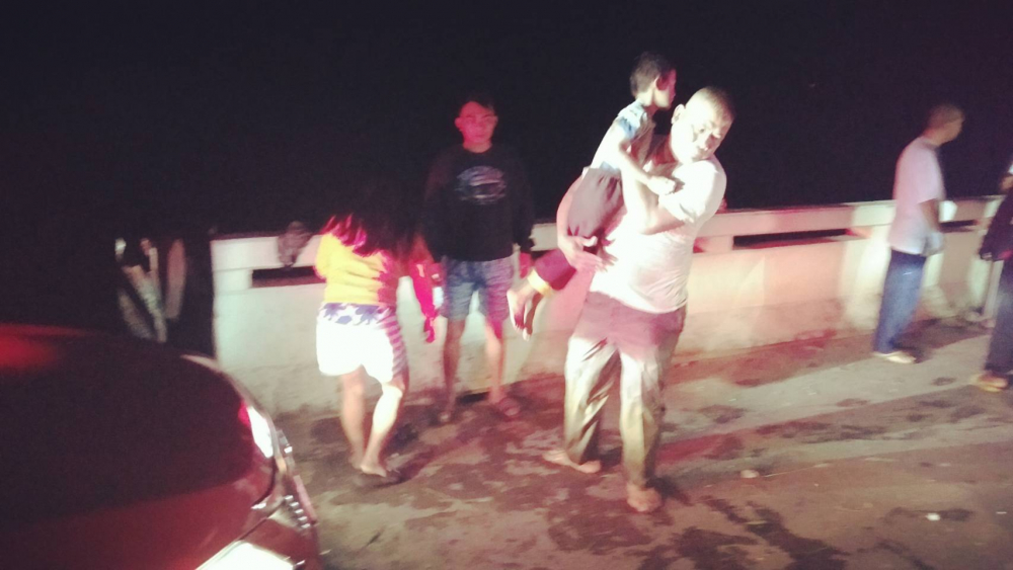 Police hero saves infant girls after family pickup plunges into canal
