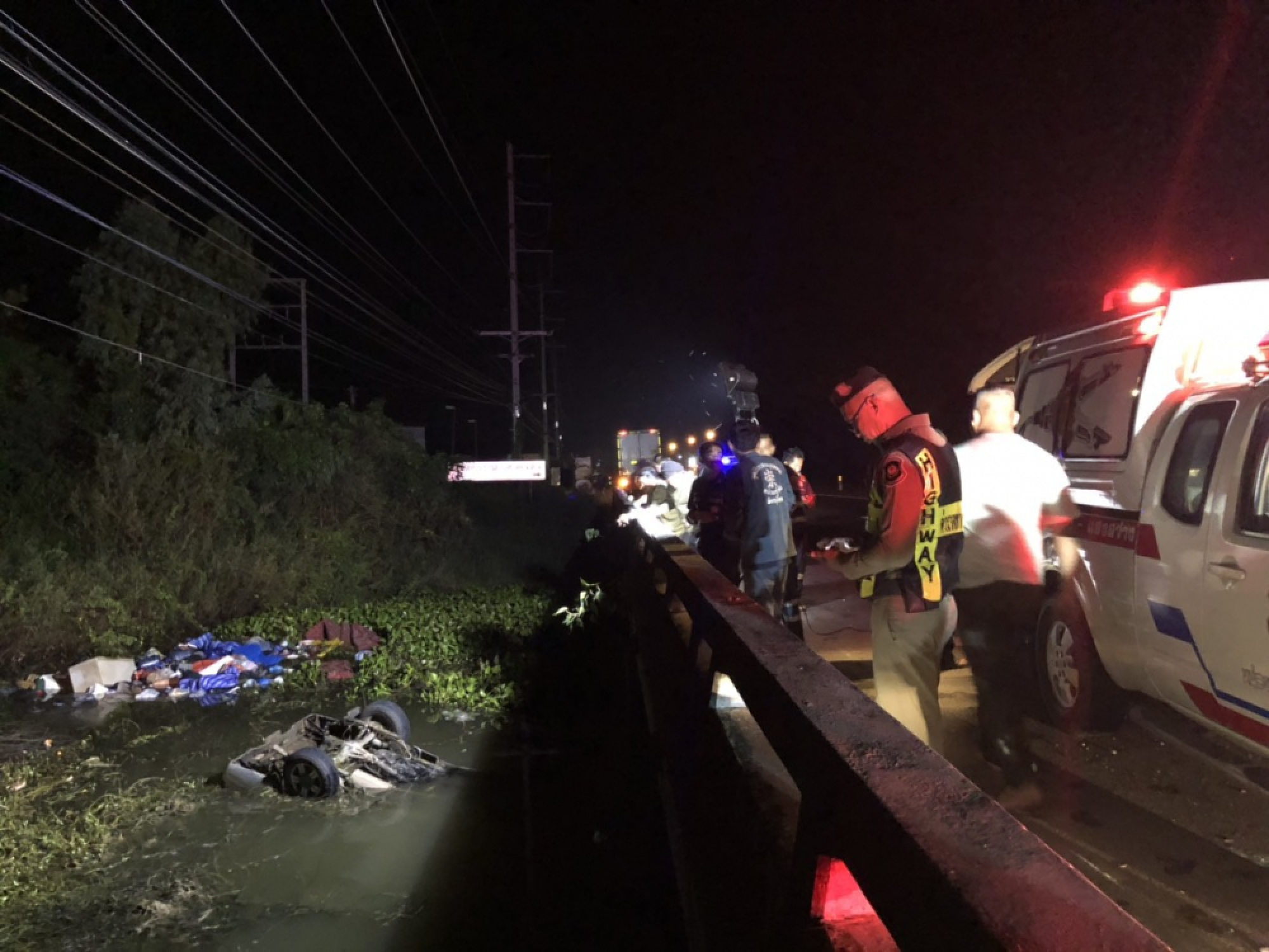 Police hero saves infant girls after family pickup plunges into canal