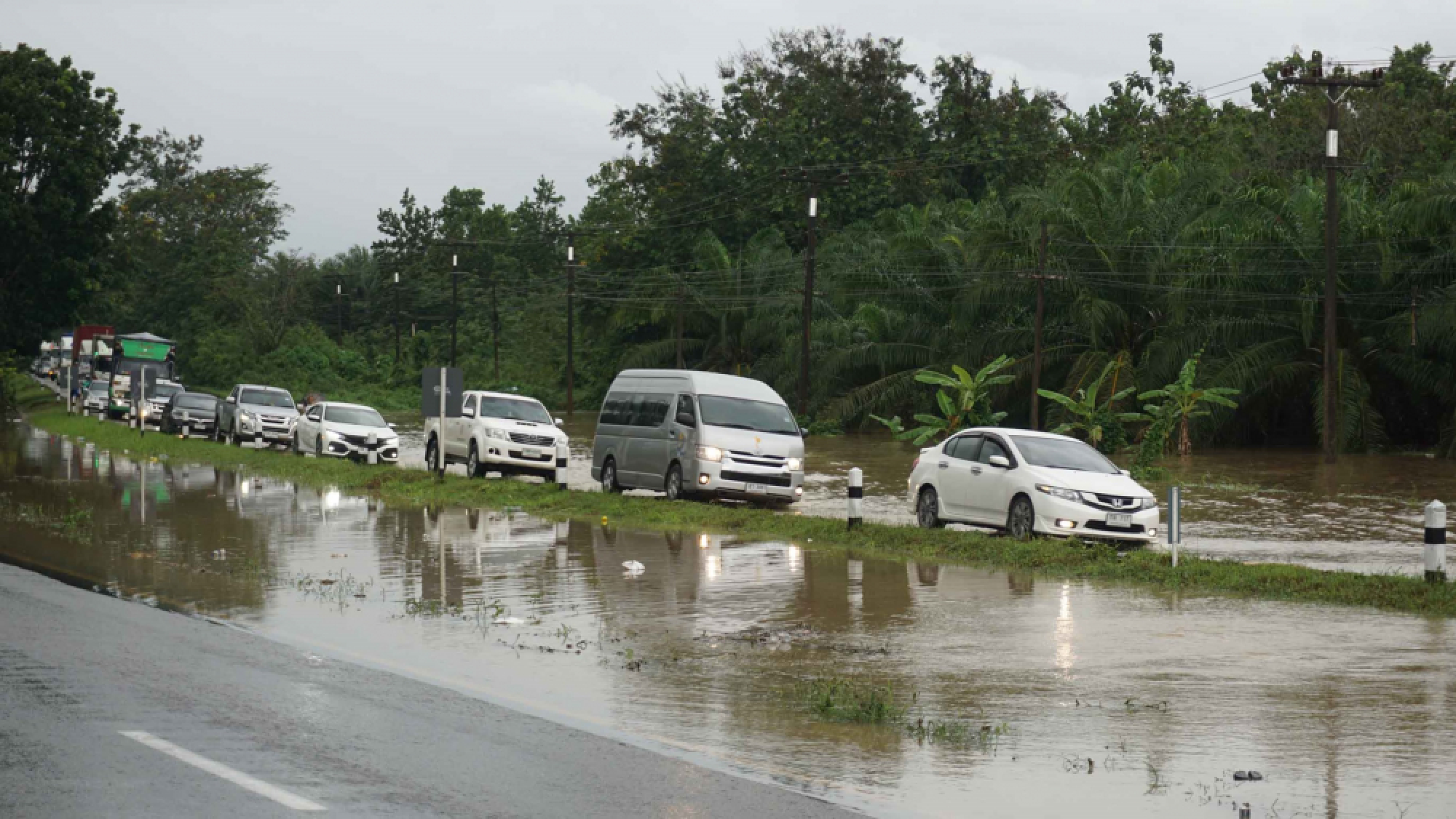 Flash floods kill 2 in provinces