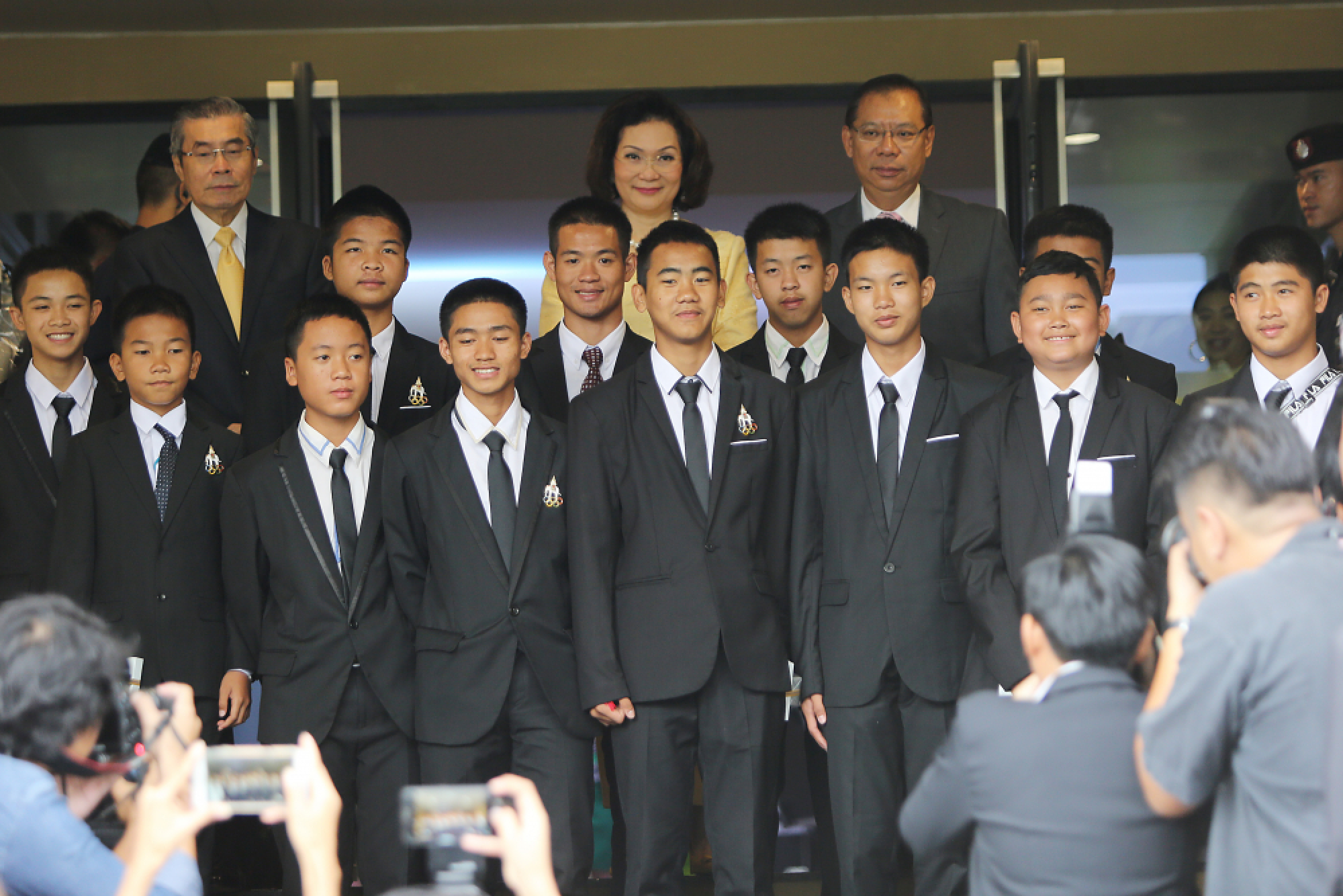 Mu Pa members drop in on PM at Government House