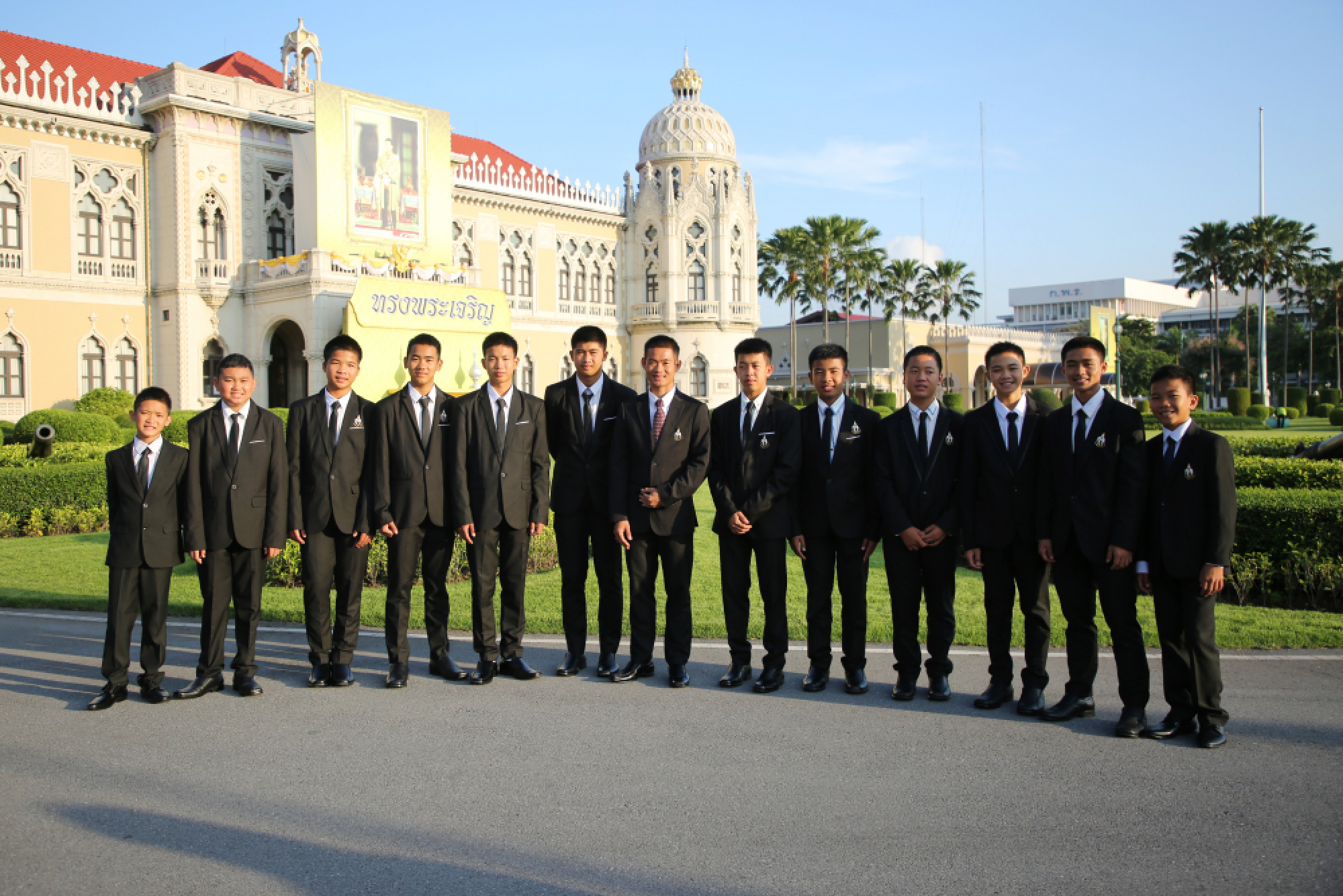 Mu Pa members drop in on PM at Government House