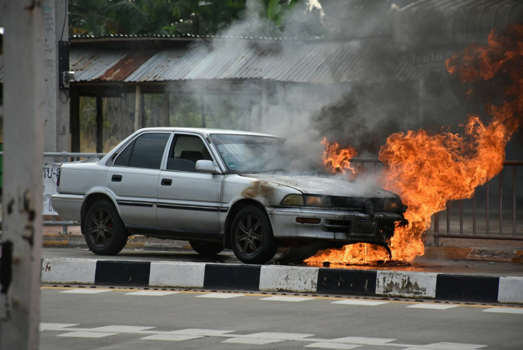 Dad smells petrol, gets kids out of car before fire erupts