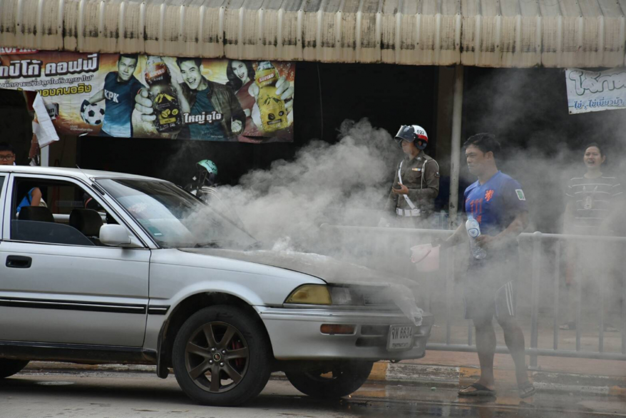 Dad smells petrol, gets kids out of car before fire erupts