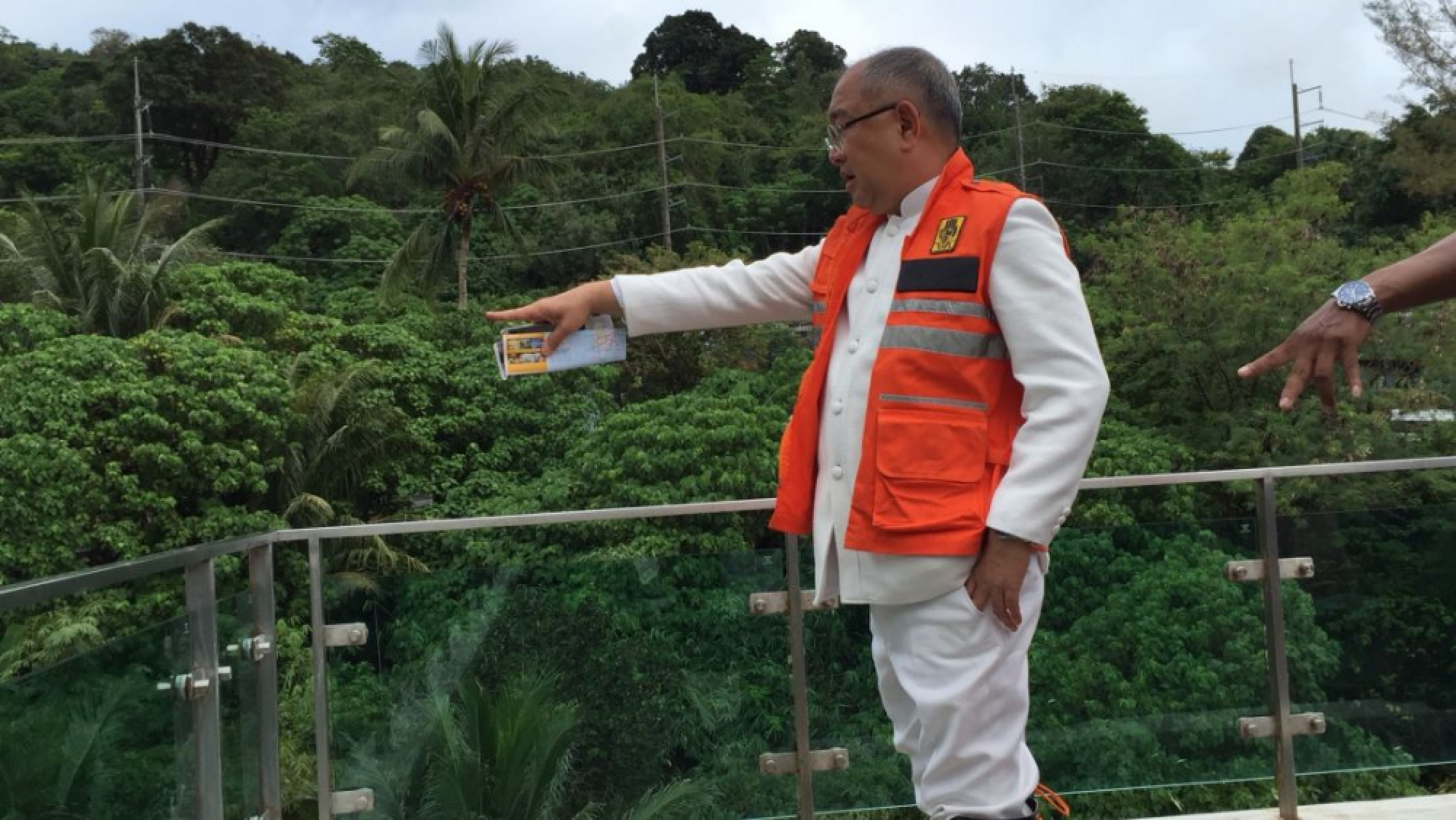 Phuket governor inspects coastal flooding
