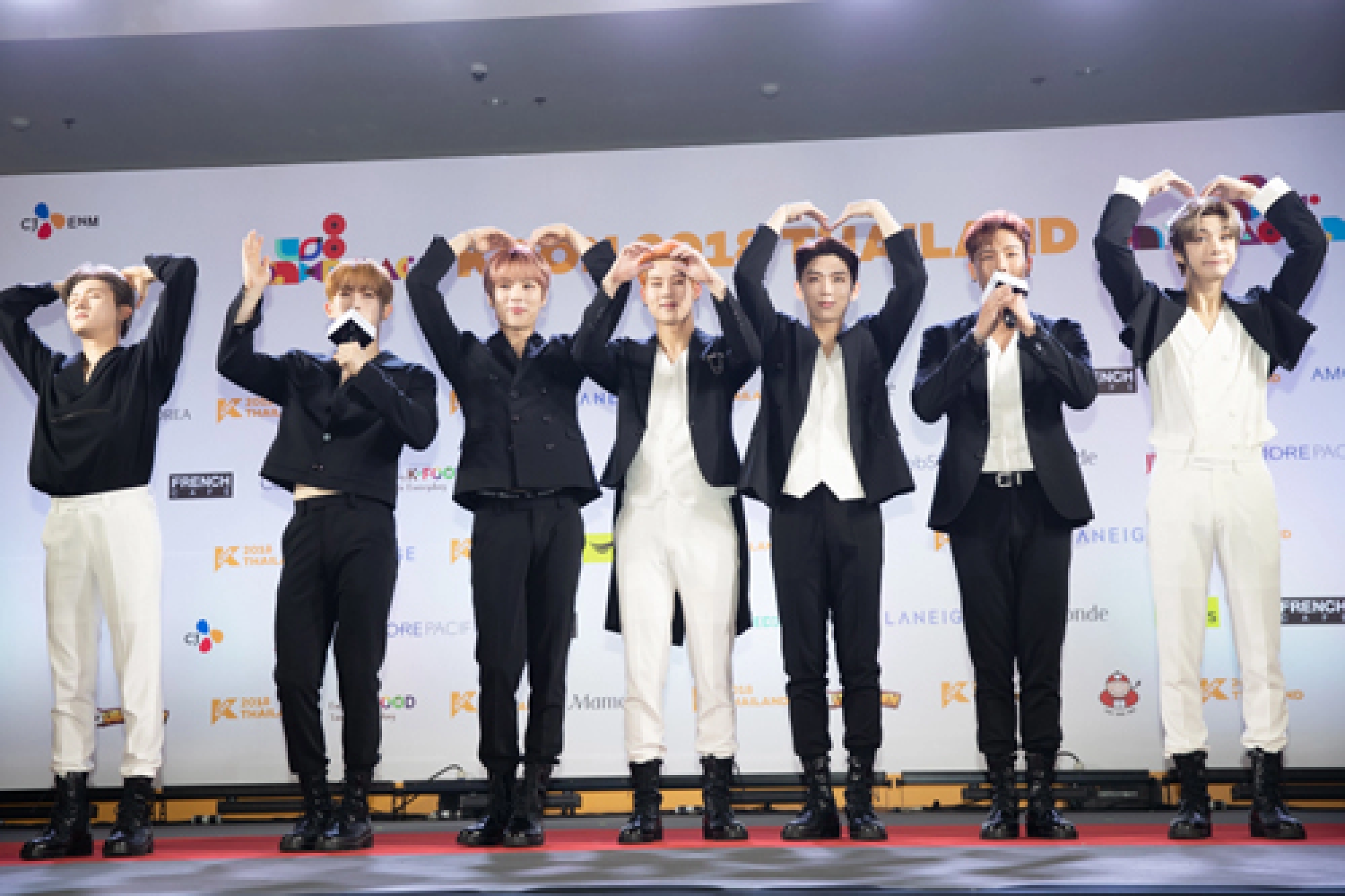 K-pop onstage, girls in puddles