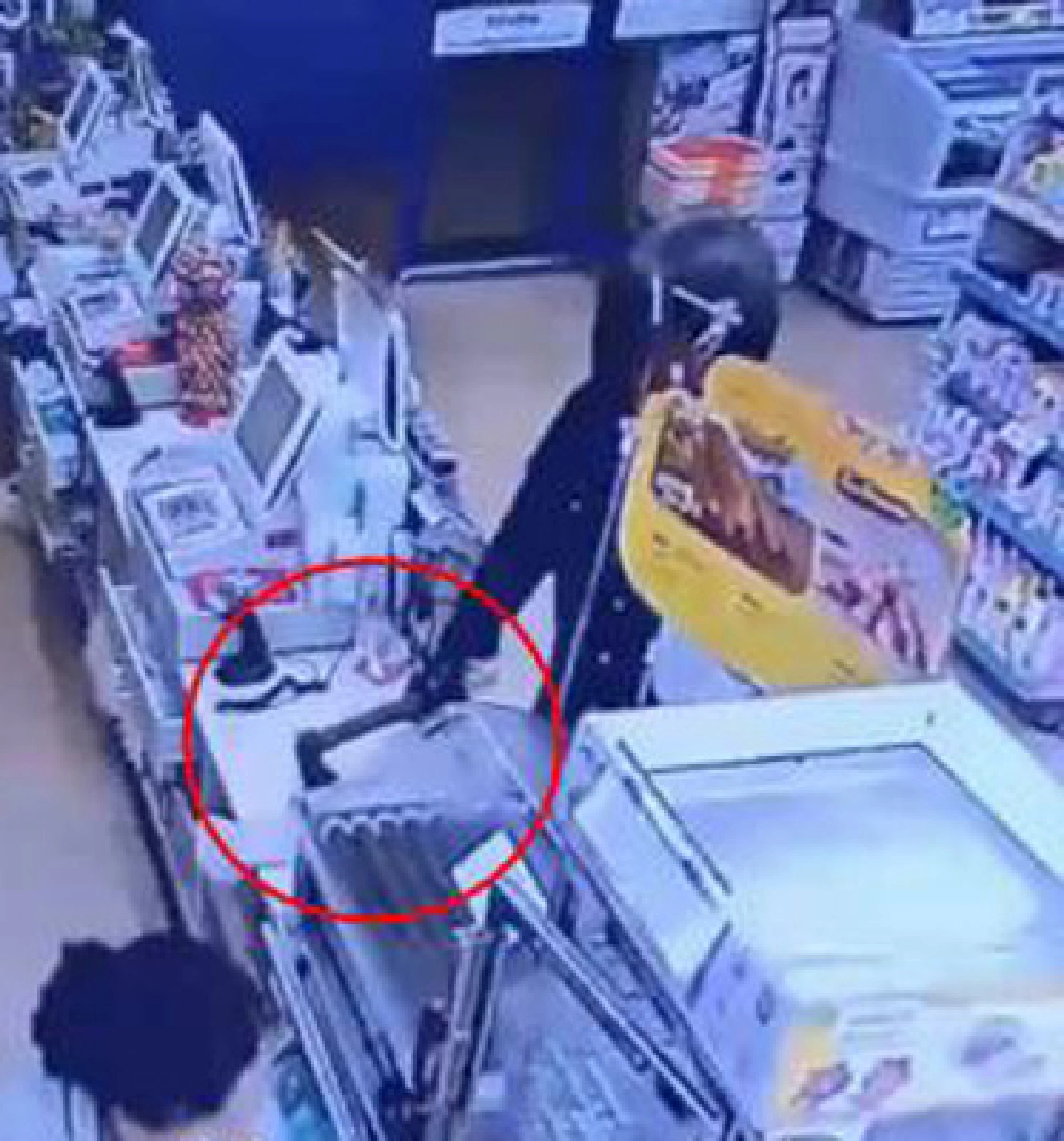 Axeman robs Sakon Nakhon shop