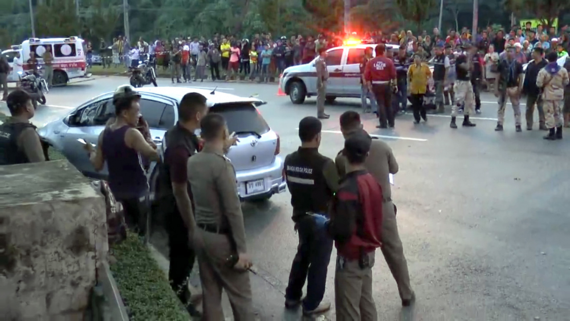 Policeman kills wife, turns gun on himself in front of daughter