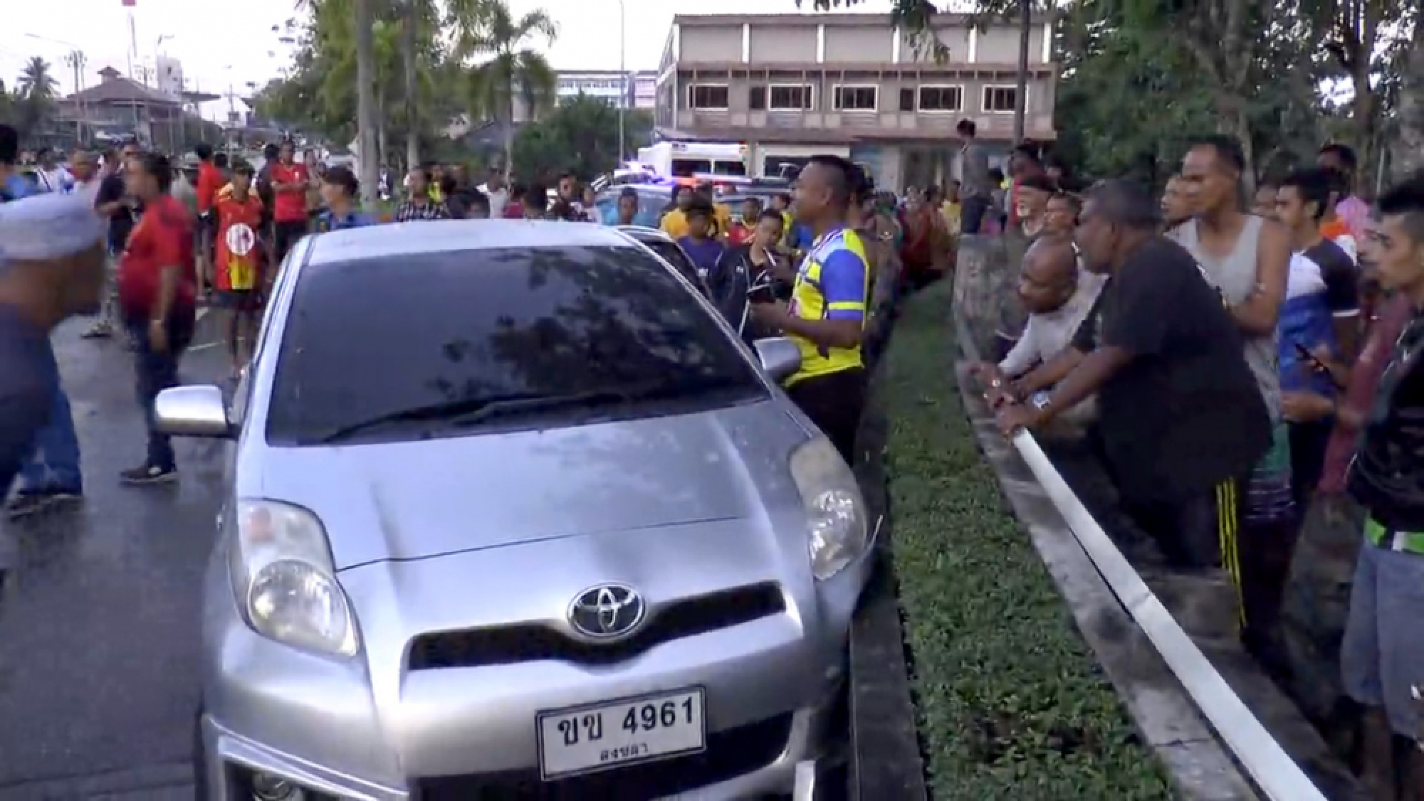 Policeman kills wife, turns gun on himself in front of daughter