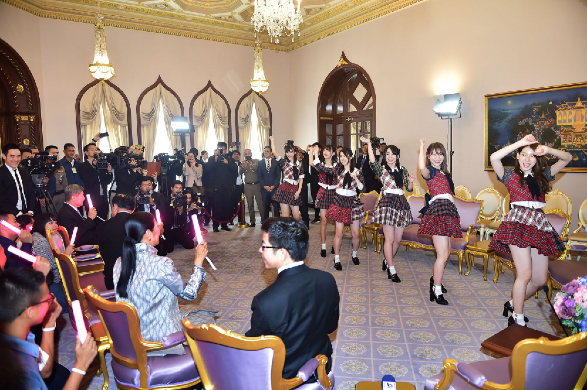 PM hosts Japanese girl group