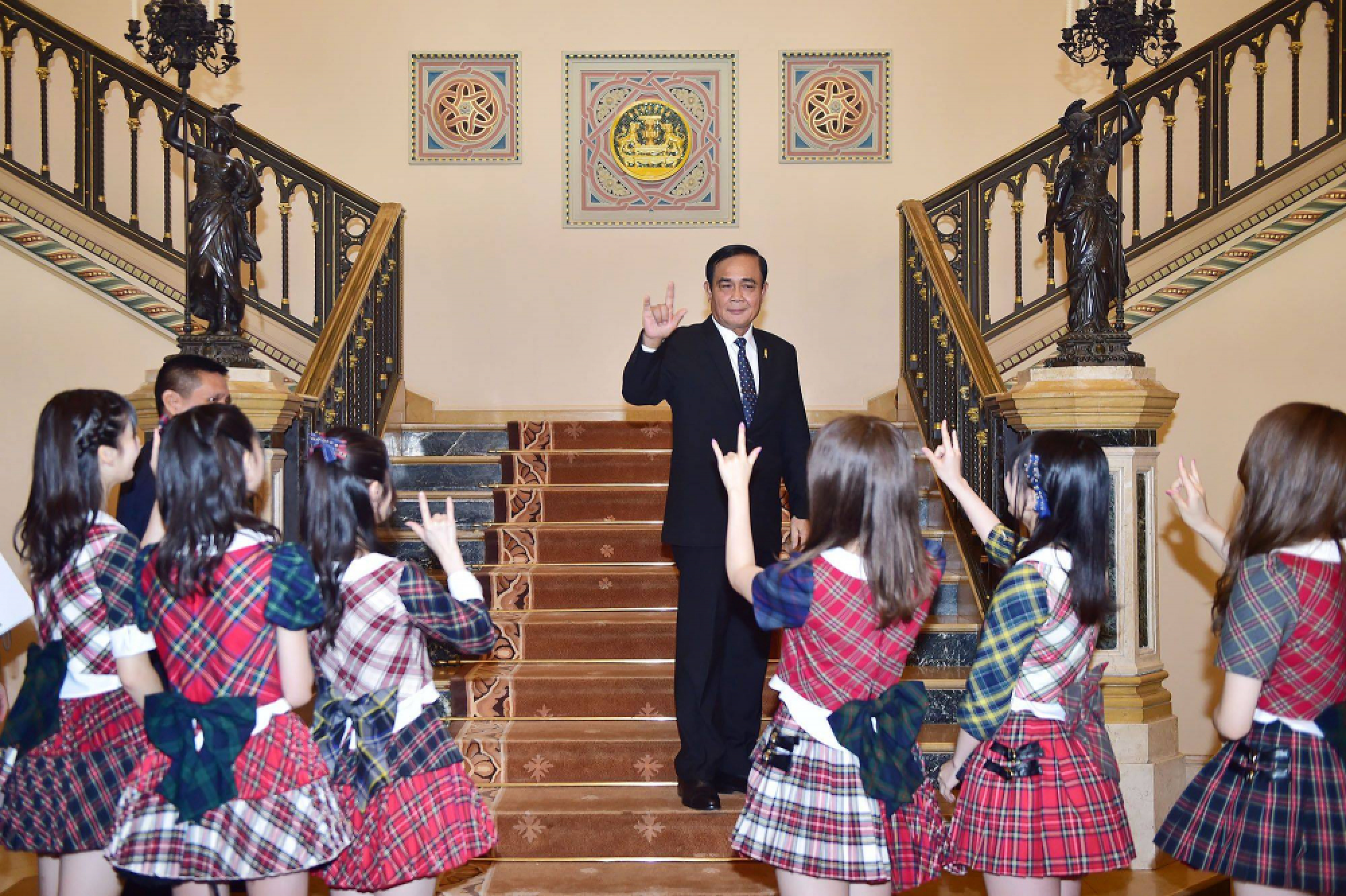 PM hosts Japanese girl group