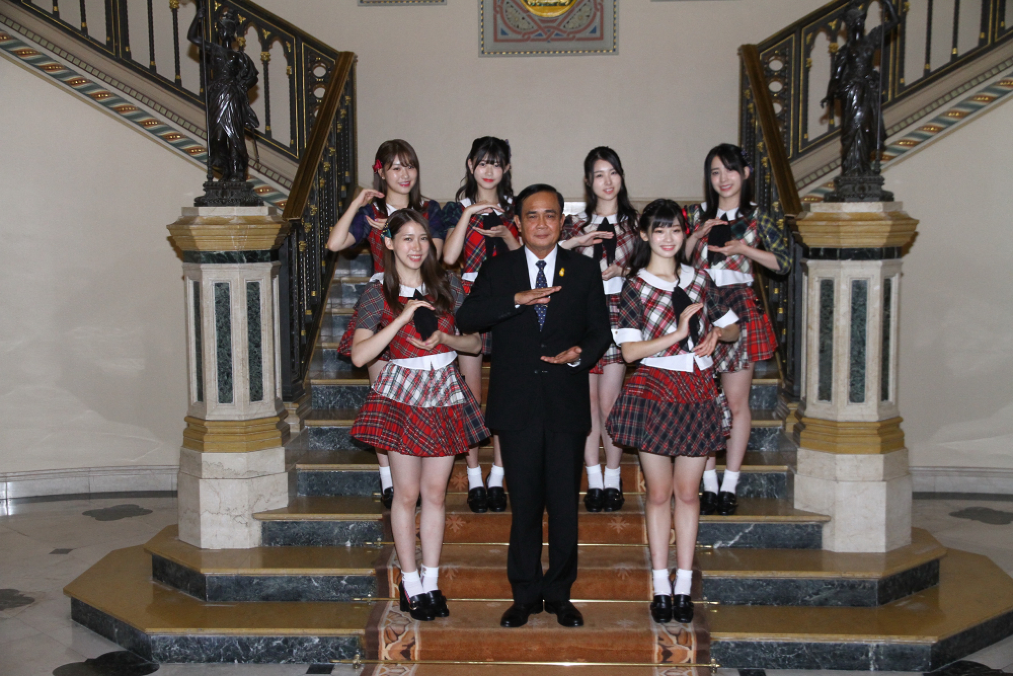PM hosts Japanese girl group