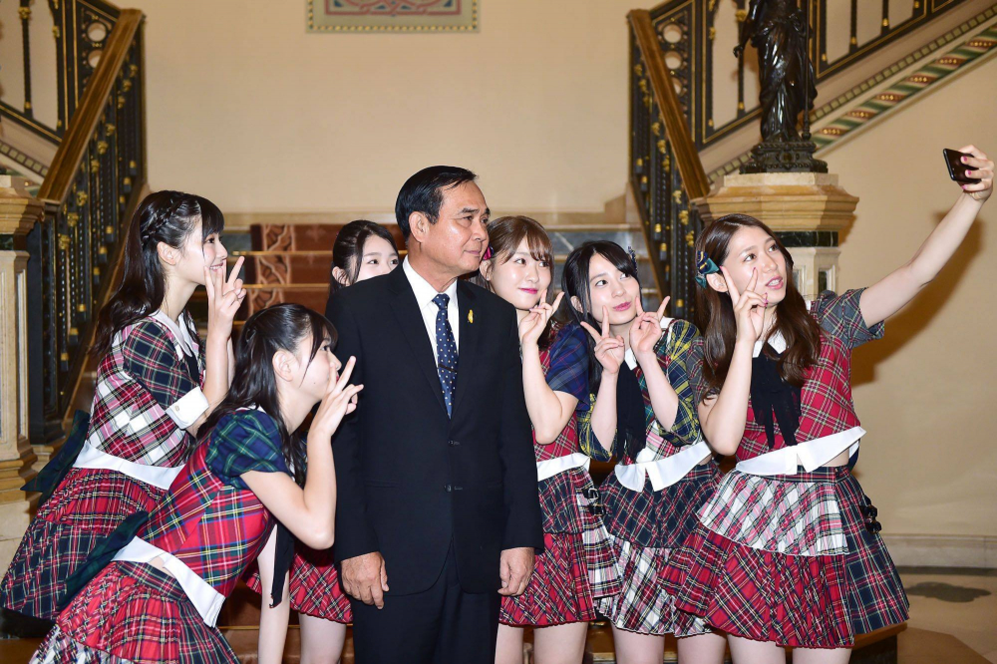 PM hosts Japanese girl group
